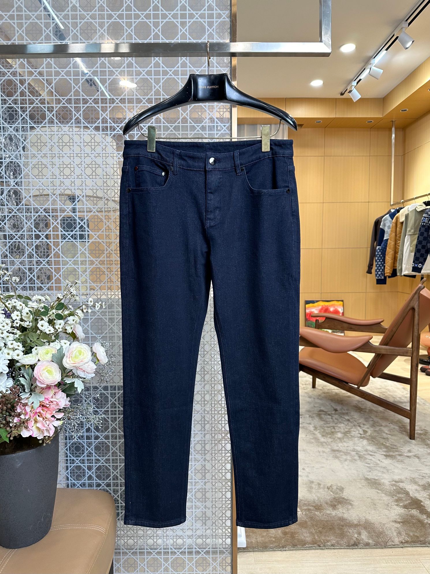 NO:899012,MONCLER Moncler logo denim nine-point straight denim trousers [Size chart] We select high-density elastic raw-color denim fabrics and undergo multiple pre-shrunk and color-locking treatments. It is not easy to fade and loosen. It has a stiff drape and comfortable elasticity. The Moncler badge embroidery color on the back waist matches the navy blue trousers. It is low-key, luxurious and unobtrusive. Moncler-Clothing, Moncler,19860909MONCLER蒙口徽标丹宁九分直筒牛仔长裤【尺码表】我们甄选高密弹力原色丹宁面料,经过多重预缩锁色处理,不易褪色不易松垮,垂感挺括同时自带舒适弹力,后腰Moncler徽章刺绣配色和藏青裤身适配协调,低调轻奢不张扬,蒙口-服装,Moncler,,Women's clothing
