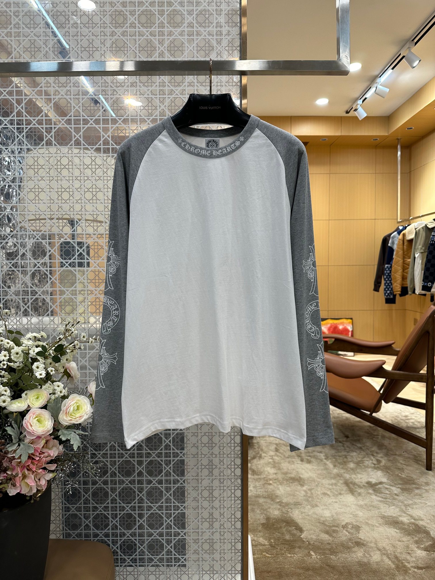 NO:898971,CHROME HEARTS Chrome Hearts Raglan Contrast Print Long Sleeve T-shirt [Size Chart] The front and rear parts of the body, left and right raglan sleeves, shoulder seam splicing, and collar hemming position. Every Chrome Hearts letter and cross print are of uniform size and even spacing. The left and right sleeve patterns are completely symmetrical. The shoulder seam splicing and printing are tight and there is no problem of misalignment, faulting, or stretch blur. Chrome Hearts - clothing, chrome hearts, chrome hearts, tees, t-shirt,19860909CHROME HEARTS克罗心插肩撞色印花长袖T恤【尺码表】衣身前后片、左右插肩袖、肩缝拼接、领口包边位置,每一处克罗心字母、十字印花尺寸统一、间距均匀,左右袖身图案完全对称,肩缝拼接印花严丝合缝,无错位、断层、拉伸模糊问题,克罗心-服装,chrome hearts,chrome hearts,tees，t-shirt,,Women's clothing