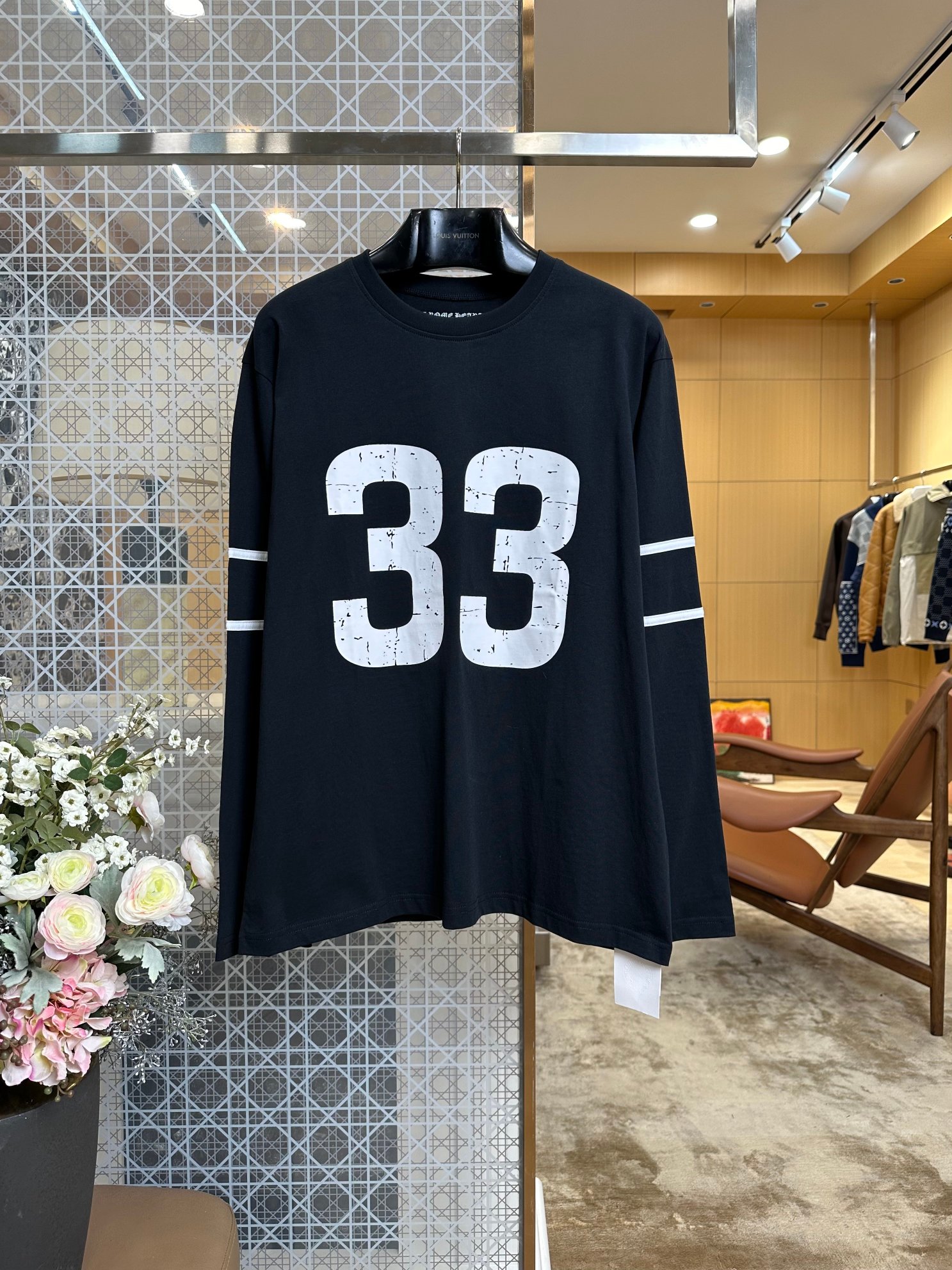 NO:898975,CHROME HEARTS Chrome Hearts printed digital Sanskrit long-sleeved T-shirt. The fault tolerance rate of the two-sided registration printing is extremely low. The front piece, back piece, and two sleeves of fabrics need to be calibrated separately. If one offset occurs, the entire piece of fabric will be directly discarded, and the fabric loss will be doubled; additionally, a washing and aging color-fixing process is added. The pure cotton fabric is light and easy to stretch, and it is easy to cause printing deformation during sewing., CHROME HEARTS - clothing, chrome hearts, chrome hearts, tees, t-shirt,19860909CHROME HEARTS克罗心印花数字梵文长袖T恤 前后双面分两次对位印花容错率极低,前片、后片、两片袖子四块面料需单独校准纹路,一处偏移整块面料直接作废,面料损耗大幅翻倍；外加水洗做旧固色工序,纯棉面料轻薄易拉伸,缝制时极易导致印花变形.,克罗心-服装,chrome hearts,chrome hearts,tees，t-shirt,,Women's clothing