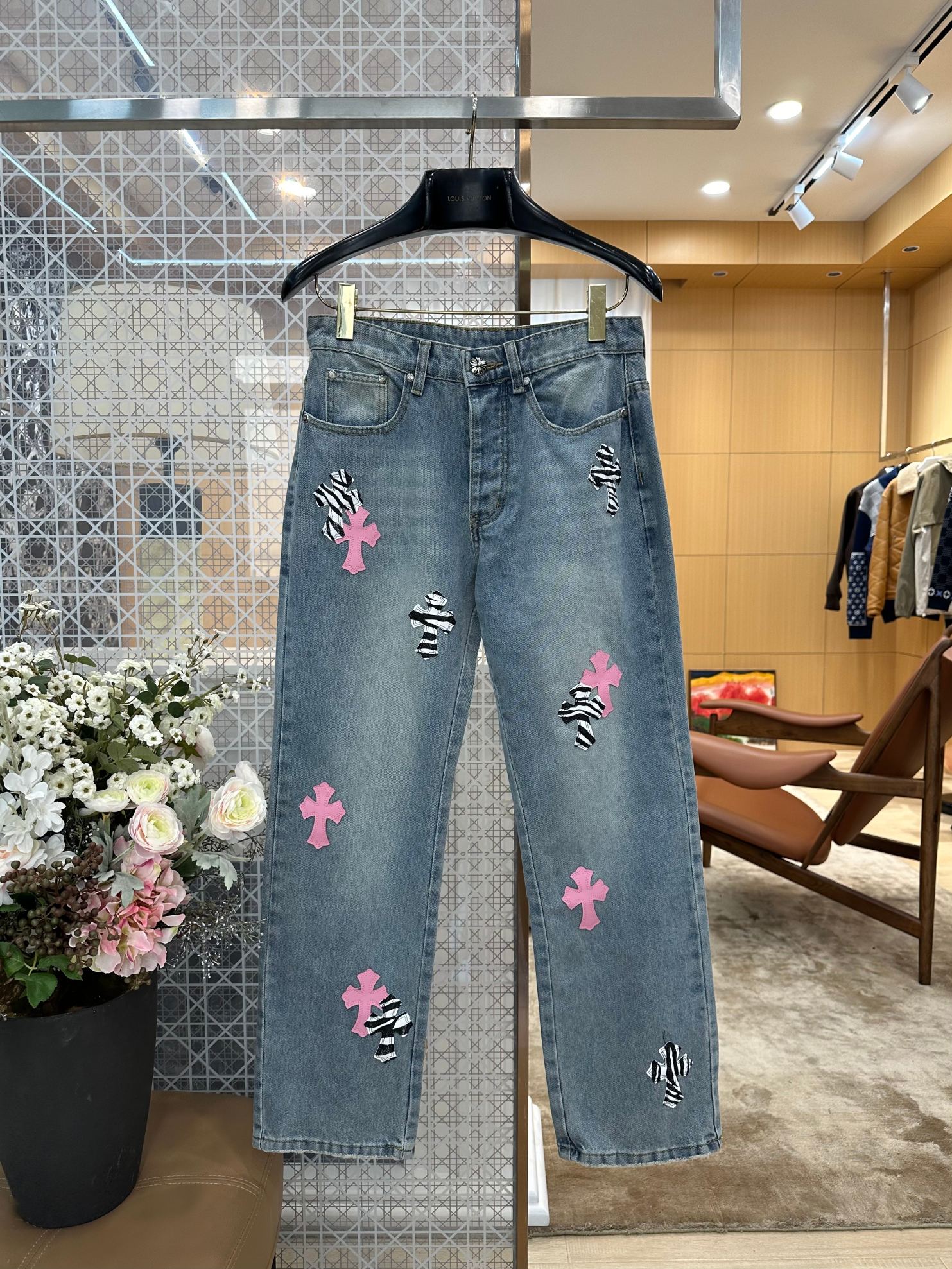 NO:898979,Chrome Hearts Chrome Hearts Pink Zebra Leather Cross Washed Jeans. The body of the pants is distributed with multiple pieces of matte pink leather crosses and zebra-print horsehair cross leather labels. Each cross is individually molded and cut, and the edges are densely overlocked and reinforced. The multi-layer wiring firmly fits the pants body. The leather labels are three-dimensional and flat, and will not warp or peel after long-term wear., Chrome Hearts - Clothing, chrome hearts, chrome hearts, jeans,19860909Chrome Hearts克罗心粉斑马拼皮十字水洗牛仔裤 裤身分布多块哑光粉色真皮十字、斑马纹马毛十字皮标,每一块十字都单独开模裁切,边缘密拷锁边加固,多层走线牢牢贴合裤身,皮标立体平整,久穿不翘边、不起皮.,克罗心-服装,chrome hearts,chrome hearts,jeans,,Women's clothing