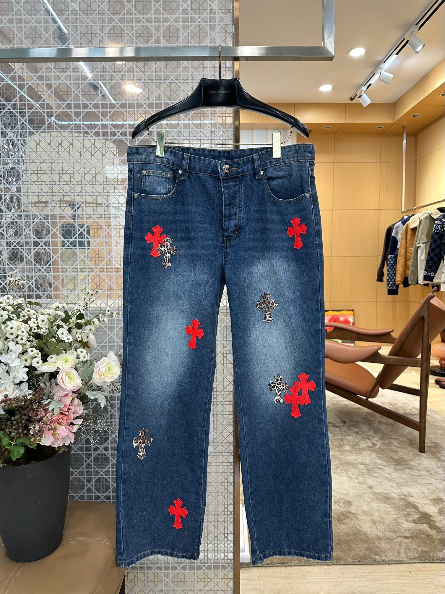 NO:898983,Chrome Hearts Chrome Hearts red cross leopard print leather straight-leg jeans have many bright red leather crosses and leopard print horsehair cross leather labels on the pants. They are all cut from a whole piece of real leather.19860909Chrome Hearts克罗心红十字豹纹拼皮直筒牛仔裤裤身多处亮红色真皮十字、豹纹马毛十字皮标,全部采用整块真皮开模裁剪,边缘密拷锁边,多层走线加固贴合裤身,皮标立体饱满不翘边；经典五袋牛仔结构,门襟、口袋、侧缝、裤脚全部采用牛仔专用双线埋夹走线.,克罗心-服装,chrome hearts,chrome hearts,jeans,,Women's clothing