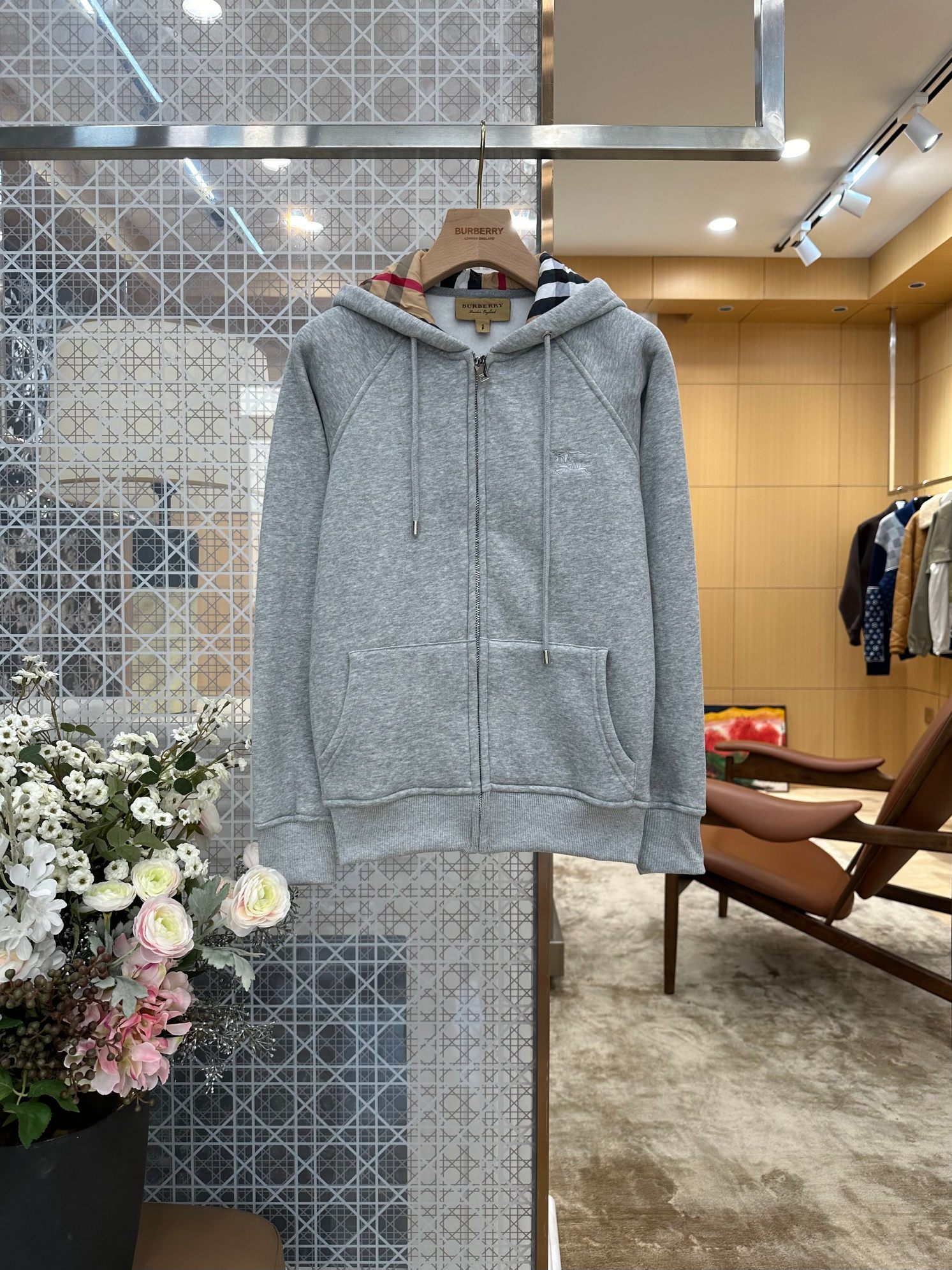 NO:898965,BURBERRY Burberry embroidered logo plaid lining hooded zipper sweatshirt jacket [Size Chart] Classic plaid hood stitching + three-dimensional war horse embroidery of the same color on the chest dual core craftsmanship; the outer matte heather gray terry fabric is soft and thick, and the inner brim is fully spliced with the brand's retro plaid, pulled  Only when you open the hat can you reveal the low-key signature check pattern. It is restrained and unobtrusive. The details hide the recognition. It is low-key and textured for daily commuting. Burberry - Clothing, burberry, burberry, hoodie, sweatshirts, jackets  & coats,hats,19860909BURBERRY巴宝莉刺绣徽标格纹内衬连帽拉链卫衣外套【尺码表】经典格纹帽里拼接+胸口同色系战马立体刺绣双重核心工艺;外层哑光麻灰毛圈面料软糯厚实,内里帽檐完整拼接品牌复古格纹,拉开帽子才能露出低调标志性格纹,内敛不张扬,细节暗藏辨识度,日常通勤低调有质感,博柏利-服装,burberry,burberry,hoodie,sweatshirts,jackets & coats,hats,,Women's clothing