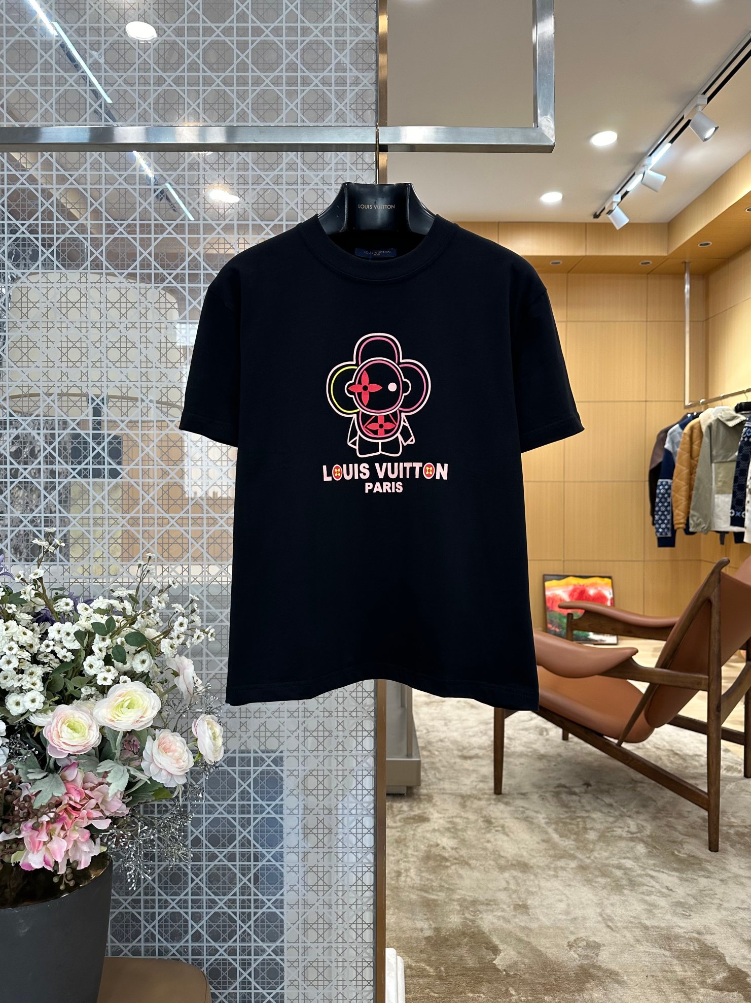 NO:898960,1V cartoon villain printed short-sleeved T-shirt is made of high-count combed cotton fabric, treated with anti-shrinkage, and uses high-saturation digital printing technology on the chest to present the brand's iconic Vivienne cartoon image and LOUIS VUITTON PARIS logo. The printing color is bright and long-lasting, not easy to fall off; the round neck design fits the neck line, and the black and white two-color is suitable for a variety of wearing scenes., Louis Vuitton-clothing, louis vuitton, louis vuitton, T-shirt, tees, t-shirt,198609091V卡通小人印花短袖T恤 采用高支精梳棉面料,经抗缩水处理,胸前采用高饱和数码印花工艺,呈现品牌标志性Vivienne卡通形象与LOUIS VUITTON PARIS标识,印花色彩鲜亮持久,不易脱落;圆领设计贴合颈部线条,黑白双色适配多种穿搭场景.,路易威登-服装,louis vuitton,louis vuitton,T-shirt,tees，t-shirt,,Women's clothing