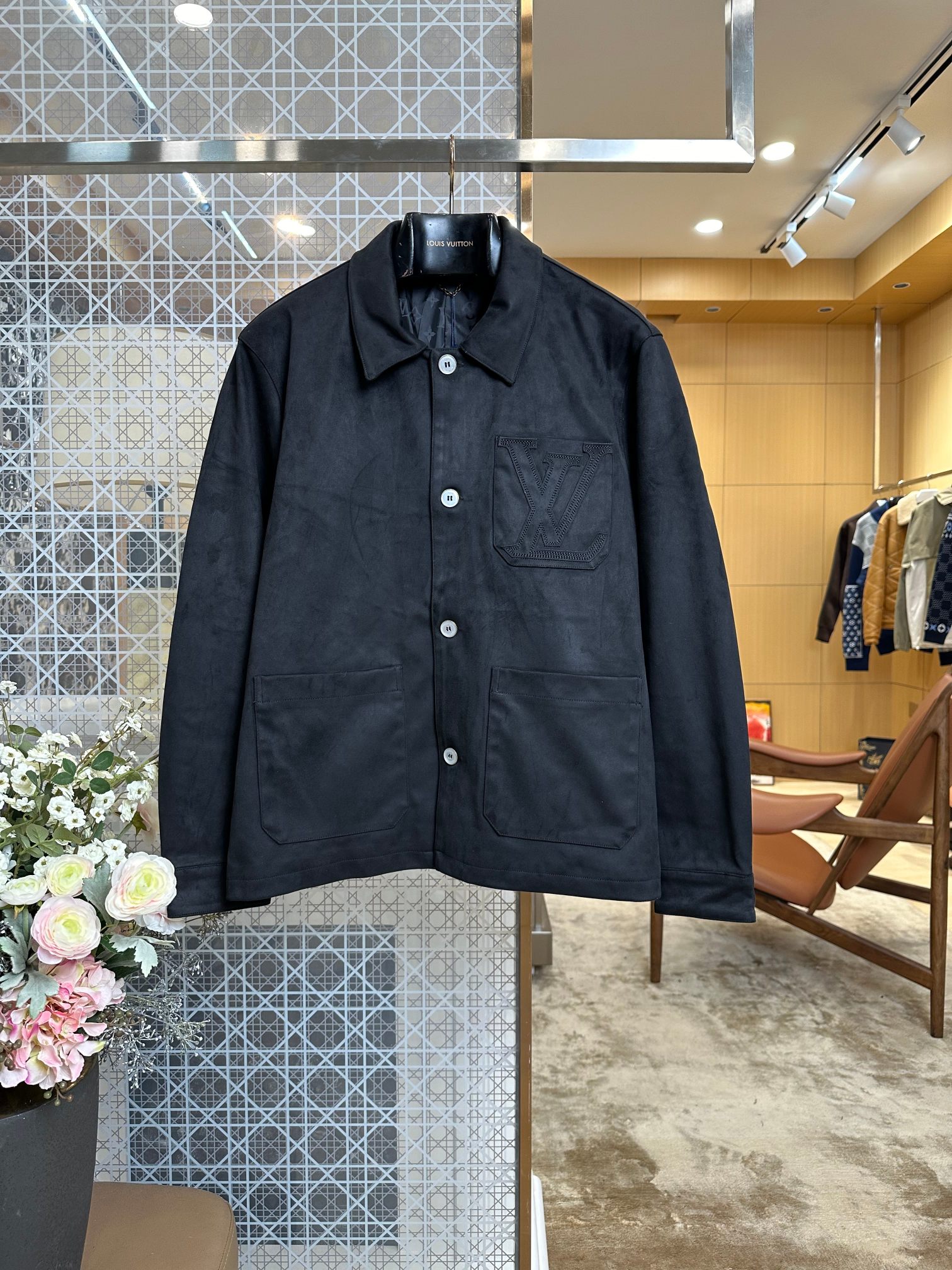 NO:898962,1V pocket logo embroidered suede work jacket with multiple pieces of symmetrical workwear pieces, exclusive counter-position embroidery for pockets, and unified multiple process overlays of smooth wool all over the body. The suede material is soft and easy to sew, and the garment scrap rate is far higher than that of ordinary fabric jackets; the exclusive LV three-dimensional embroidery requires separate positioning and seaming, and the threshold for turning accuracy is extremely high., Louis Vuitton-clothing, louis vuitton, louis vuitton, jackets & coats, jackets &  coats, chamois leather,198609091V口袋徽标刺绣反绒麂皮工装夹克外套 多片对称工装裁片、口袋专属对位刺绣、全身顺毛统一多重工艺叠加,麂皮材质柔软缝制极易走位,成衣报废率远超普通面料外套；专属LV立体刺绣需单独定位锁边,车工精度门槛极高.,路易威登-服装,louis vuitton,louis vuitton,jackets & coats,jackets & coats,chamois leather,,Women's clothing