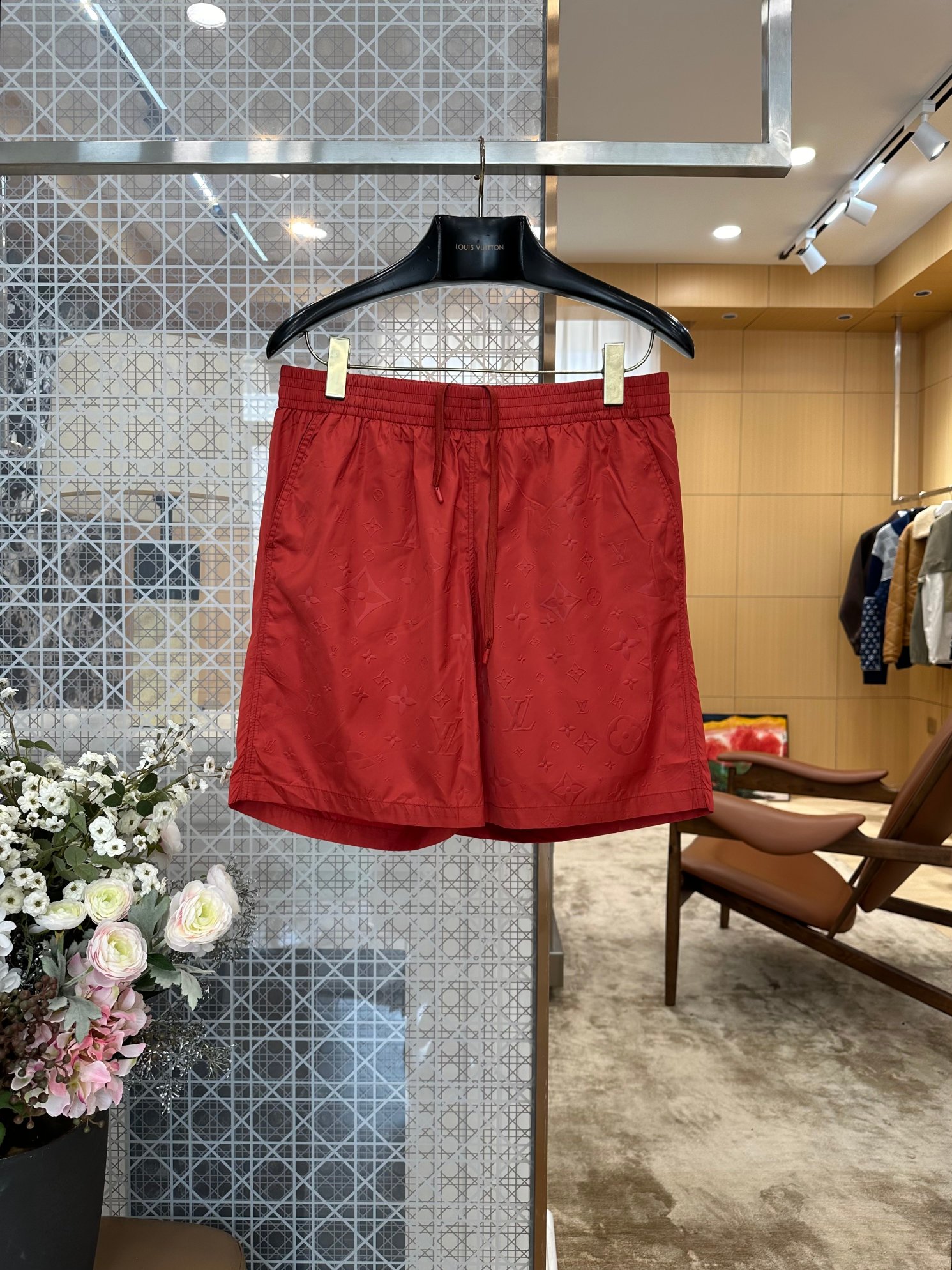 NO:898964,1V dark pattern embossed drawstring casual shorts. Full-width embossing on the pants requires extremely high thresholds for plate making and hot-pressing equipment. Cut pieces will be scrapped directly as long as the patterns are not aligned. Fabric loss and finished product scrap rates have increased significantly. It is a counter-level hard-power texture. Customers who know luxury goods can distinguish the grade at a glance. Louis Vuitton-clothing, louis vuitton, shorts,198609091V暗纹压花抽绳休闲短裤 整裤满幅压印对位对制版、热压设备要求门槛极高,裁片只要花纹对不齐就直接报废,面料损耗与成品报废率大幅上涨,是专柜级硬实力质感,懂奢品的顾客上手一眼就能分辨档次,路易威登-服装,louis vuitton,shorts,,Women's clothing