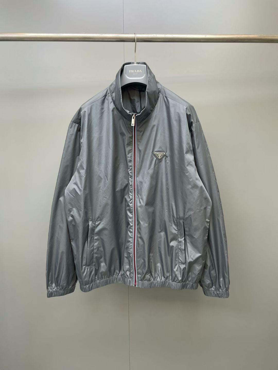 NO:898961,The new Prada 26ss regenerated nylon jacket combines minimalism and functionality. The simple, flowing silhouette transforms the practical simplicity of sportswear into a contemporary statement. Contrasting graphic details complete the style, finished with the classic enameled triangle metal logo. Size S.M.L.XL., Prada - Clothing, prada, jackets & coats,19860909普拉达 26ss新款再生尼龙夹克结合了极简主义和功能性.简约流畅的廓形将运动服饰的实用简约转化为现代风格的表达.对比色的图形细节完善了这款风格,饰以经典涂珐琅三角形金属徽标. 码数S.M.L.XL.,普拉达-服装,prada,jackets & coats,,Women's clothing