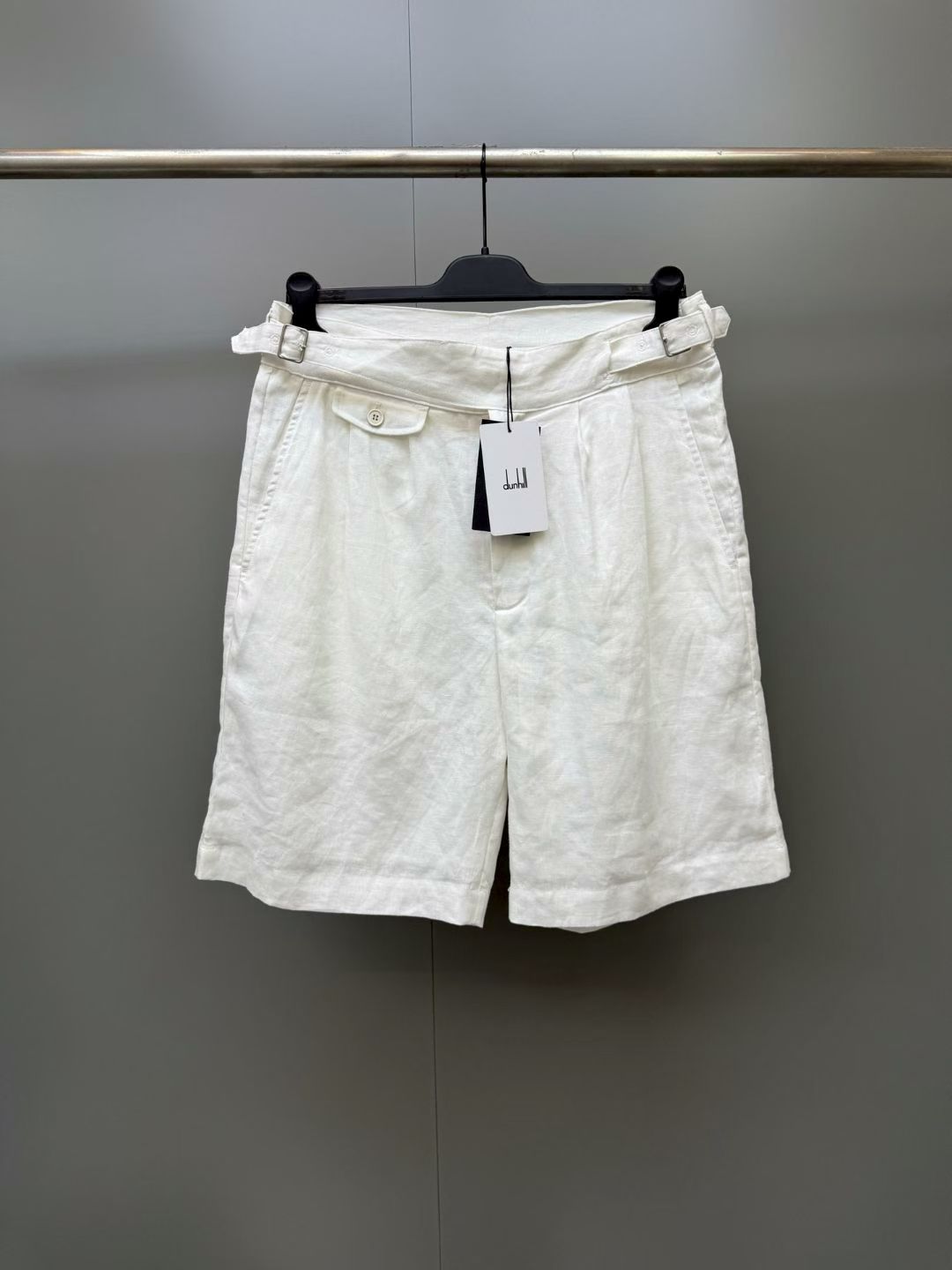 NO:898987,New dunh white lightweight linen Gurkha shorts. This Gurkha shorts is made of white lightweight linen fabric. It is inspired by the traditional Gurkha military uniform. It adopts a high waist design and double pleat details to highlight the summer British tailoring style and reveal casual charm. The retro palladium-plated adjustment buckle and brand logo horn buckle pay tribute to the classic heritage without losing the modern flavor. White lightweight linen Gurkha  Shorts made of lightweight fabric with high waist design, Gurkha style double pleated waistband details, diagonal side pockets, ticket pockets and flap back pockets, branded horn buttons, side adjustment buckles, vintage palladium-plated finish. Fabric linen, SIZE: 48 50 52 54, Men's, shorts,19860909新品dunh白色轻盈亚麻 Gurkha 短裤,这款 Gurkha 短裤选用白色轻盈亚麻面料制成,灵感源于传统廓尔喀军装,采用高腰设计及双褶细节,彰显夏日英伦精裁风范,流露休闲魅力,复古镀钯饰面调节扣及品牌标识牛角扣,既致敬经典传承,亦不失现代气息,白色轻盈亚麻Gurkha 短裤轻盈面料高腰设计,Gurkha风格裤腰双褶细节,斜侧袋、票袋及翻盖后袋,品牌标识牛角扣,侧面调节扣,复古镀钯饰面.面料亚麻,SIZE:48 50 52 54,男装,shorts,,Women's clothing