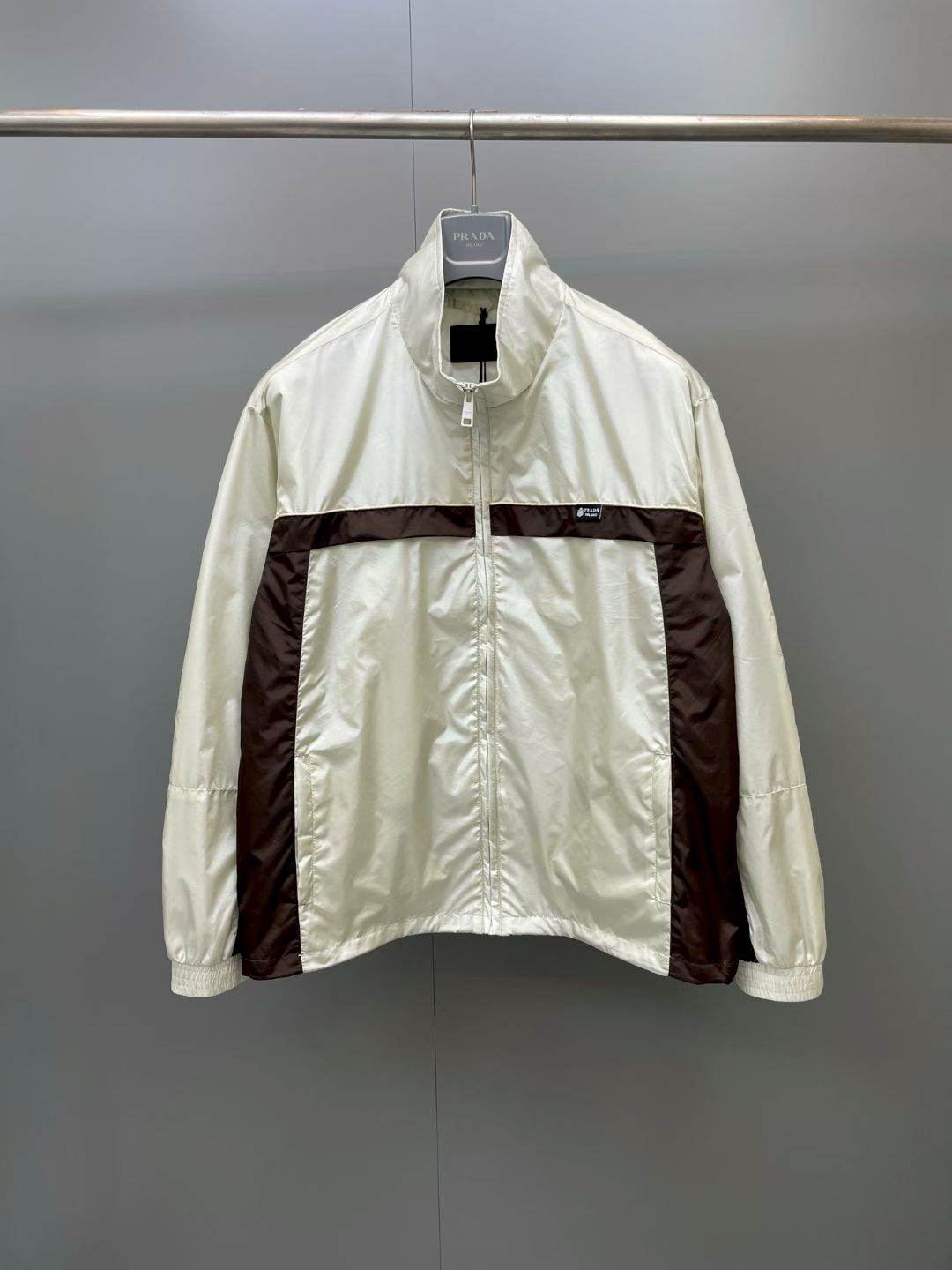 NO:898963,Prada 26ss is a new regenerated nylon jacket made of recycled materials. The simple structure incorporates three-dimensional pleats and creases to outline a unique temperament; the drawstring hem and exquisite details present a new contemporary design perspective. Size S.M.L.XL., Prada - clothing, prada, jackets & coats,19860909普拉达 26ss新款采用再生材料打造的再生尼龙夹克之中.简约构型融入立体褶皱与折痕,勾勒独特气质；抽绳下摆与考究细节演绎焕新当代设计视角. 码数S.M.L.XL.,普拉达-服装,prada,jackets & coats,,Women's clothing