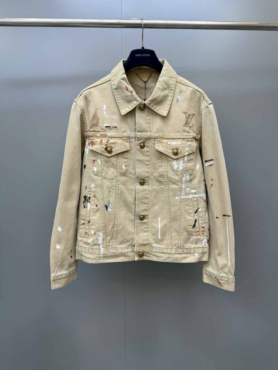 NO:898968,[Top version] 1V 26ss graffiti hand-painted denim jacket. This denim jacket is made of Japanese denim fabric treated with a special stonewashing process. It is full of summer atmosphere. The washed canvas is decorated with LV splash spots from this series.  Arty pattern, LV embroidery on the chest, Damier nubuck patch on the back. Distressed hardware and pearlescent buttons engraved with the LV logo add an elegant detail. Shorts and trousers from the same series are available to match. Standard fit, cotton, ink-splash print, pearlescent buttons with engraved logo, logo embroidery on the chest Nubuck patch on the rear, Louis Vuitton - Clothing, louis vuitton, louis vuitton, shorts, jackets  & coats,jackets & coats,19860909【顶级版】1V 26ss 涂鸦手绘牛仔外套 本款牛仔夹克取材经特别石洗工艺处理的日本牛仔面料打造,弥漫夏日气息.水洗帆布饰有本系列泼墨斑点LV Arty图案,胸前点缀LV刺绣,后部搭载Damier正绒面革贴饰.做旧配件与镌刻LV标识的珠光纽扣平添雅致细节.同系列短裤与长裤可供搭配.标准版型,棉,泼墨斑点印花,珠光纽扣饰有铭纹标识,胸前饰有标识刺绣 后部点缀正绒面革贴饰,路易威登-服装,louis vuitton,louis vuitton,shorts,jackets & coats,jackets & coats,,Women's clothing