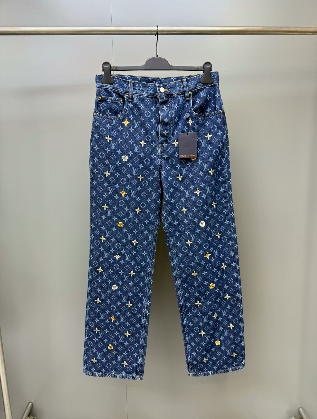 NO:898970,[Top version] 1v 26ss daisy embroidered jeans are made with customized laser burning technology, counterpoint and cross-flower cutting, which are different from the existing jacquard denim on the market. Customized twill denim cotton material, multiple enzyme washes, all-over burnt four-leaf clover letter logo elements, thousands of stitches embroidered daisy pattern, instantly enhance the brand style. Paired with the same denim jacket, the comfortable fabric is worn without any sense of restraint. It is relaxed and fashionable, and it can accommodate and modify the leg shape.  Wear a high-street casual style!  ,Louis Vuitton-clothing,louis vuitton,jeans,jackets & coats,19860909【顶级版】1v 26ss 小雏菊刺绣牛仔裤 采用定制激光烧花工艺,对位,对花裁剪,区别市面现有提花工艺牛仔布制作,定制斜纹牛仔棉材质 多重酵素水洗 ,通体烧花四叶草字母徽标元素万针刺绣小雏菊图案 ,品牌格调瞬间提升 搭配同款牛仔夹克,舒适面料穿着无束缚感 松弛时髦 包容修饰腿型的同时 穿出满满的高街休闲风！,路易威登-服装,louis vuitton,jeans,jackets & coats,,Women's clothing