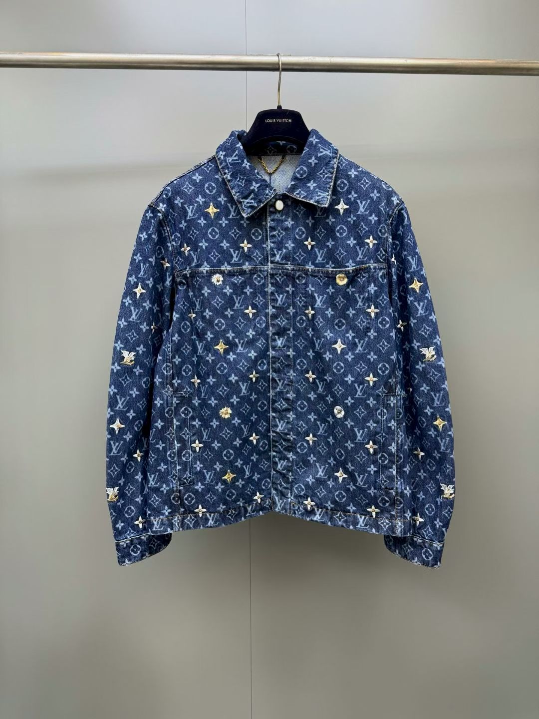 NO:898972,[Top version] 1v 26ss daisy embroidered denim jacket. It adopts customized laser burning process, counterpoint and cross-flower cutting, which is different from the existing jacquard denim on the market. It is made of customized twill denim and cotton material. It is washed with multiple enzymes. The all-over burnt four-leaf clover letter logo element is embroidered with a small daisy pattern. The brand style is instantly enhanced. Paired with the same jeans, the fabric is comfortable to wear without any sense of restraint. It is relaxed and fashionable while tolerating and modifying the leg shape.  Wear a high-street casual style!  ,Louis Vuitton-clothing,louis vuitton,jeans,jackets & coats,19860909【顶级版】1v 26ss 小雏菊刺绣牛仔外套 采用定制激光烧花工艺,对位,对花裁剪,区别市面现有提花工艺牛仔布制作,定制斜纹牛仔棉材质 多重酵素水洗 ,通体烧花四叶草字母徽标元素万针刺绣小雏菊图案 ,品牌格调瞬间提升 搭配同款牛仔裤,舒适面料穿着无束缚感 松弛时髦 包容修饰腿型的同时 穿出满满的高街休闲风！,路易威登-服装,louis vuitton,jeans,jackets & coats,,Women's clothing