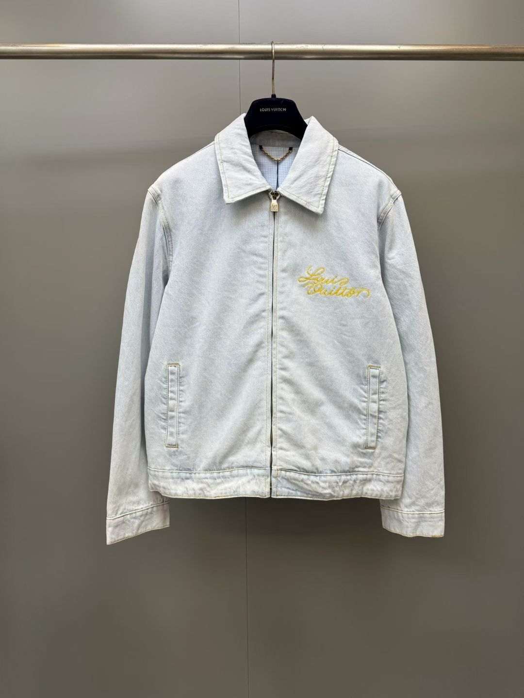 NO:898953,[Top version] 1V 26ss sky blue denim jacket This workwear denim jacket is made of slightly whitish washed denim, with topstitching and pearlescent buttons on the front, showing a casual and elegant style. The floral embroidered logo on the back can be paired with shorts of the same style. The jacket is made of pure cotton twill denim fabric, which has been washed and distressed. It shows a slightly white texture. During the stone washing process, the pumice rubs against the fabric to remove part of the indigo dye, forming a random and natural partial whitening effect. The double washing process not only gives the fabric a unique retro and distressed appearance, but also significantly improves the dimensional stability and subsequent shrinkage. The water content is extremely low, ensuring the long-lasting fit of the garment. The overall texture is soft yet sinewy. The back pocket uses chain embroidery technology to present the logo. The stitching method of continuous chain coils makes the stitches full, three-dimensional and elastic, suitable for expressing handwritten logos. The smooth curves. Low-temperature covering and protection are used during ironing. The fabric layer is stamped and locked by the mold, which is both decorative and functional. The contrasting topstitching and customization of the hardware mold together constitute a rich visual hierarchy and practical structure. Louis Vuitton-clothing, Louis vuitton,shorts,jackets & coats,19860909【顶级版】1V 26ss天蓝色牛仔外套 本款工装牛仔外套选用微微泛白的水洗丹宁布,搭配明线和珠光纽扣前襟,展露随性优雅风范.后背花型刺绣logo标识,可搭配同款短裤,外套选用纯棉质斜纹丹宁面料,经水洗做旧处理后呈现出微微泛白的质感.石洗过程中浮石与面料摩擦,去除部分靛蓝染料,形成随机自然的局部泛白效果；双重水洗工艺不仅赋予了面料独特的复古做旧外观,还显著提升了尺寸稳定性,后续缩水率极低,保证了成衣的持久合身.整体呈现出柔软而不失筋骨感的丹宁质感,后袋采用锁链刺绣工艺呈现标识,链状线圈连续构成的针法使线迹饱满、富有立体感与弹性,适合表现手写体标识的流畅曲线.整烫时采用低温覆盖保护,面料层,经模具冲压锁定,兼具装饰性与功能性.对比感明线、五金开模定制,共同构成了丰富的视觉层次与实用结构.,路易威登-服装,louis vuitton,shorts,jackets & coats,,Women's clothing