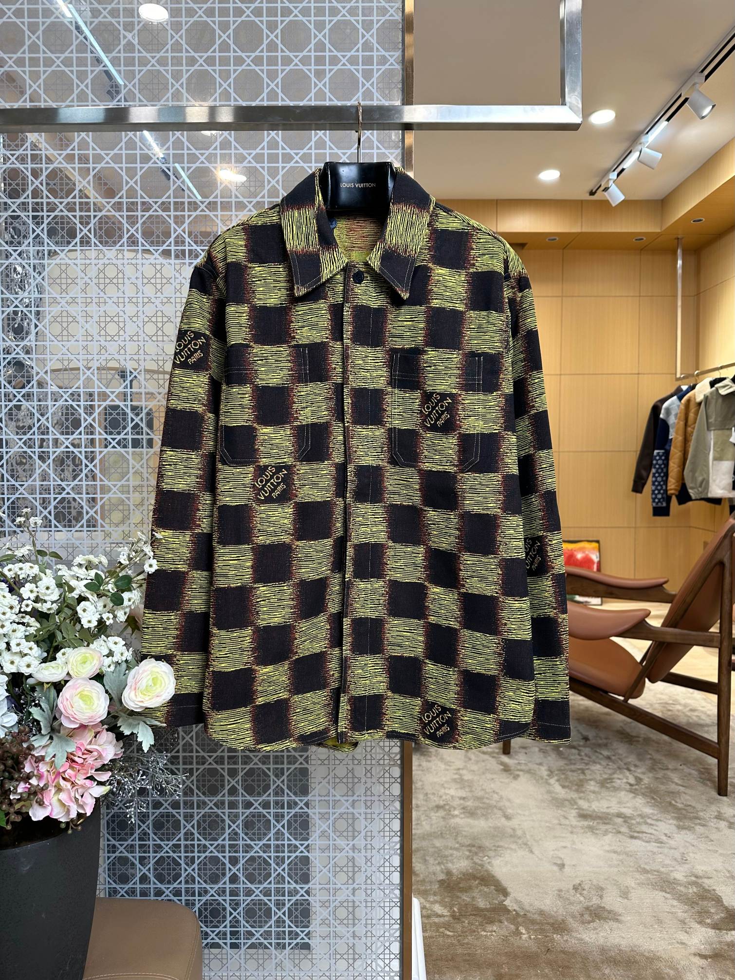 NO:899493,1V contrast plaid jacquard long-sleeved shirt jacket. The 1V exclusive letter logo is simultaneously woven into the black and yellow contrasting plaid fabric. The plaid has a fine brushed texture, and the three-dimensional texture is full of layers. The plaid texture is clear from a close up, and the small logo is hidden in the squares. From a distance, the retro contrasting checkerboard pattern is not in the niche, and the light luxury is fully recognizable. Louis Vuitton-clothing, louis vuitton, jackets & coats, shirts,198609091V撞色格纹提花长袖衬衫外套 1V专属字母标识同步织入黑黄撞色格纹面料内,格纹自带细密拉丝肌理,立体织纹层次饱满,近看格纹肌理清晰、小标暗藏方格之中,远看复古撞色棋盘格,小众不撞款,轻奢辨识度拉满,路易威登-服装,louis vuitton,jackets & coats,shirts,,Women's clothing