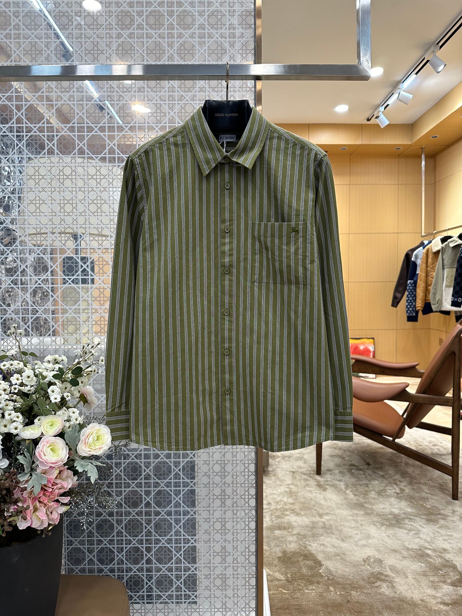 NO:899524,BBR war horse embroidered vertical striped long-sleeved shirt. Low-end imitations on the market commonly have stripes of varying widths, misaligned front and rear body lines, broken sleeve and body splices, cut and skewed pocket stripes, and chaotic line spacing. We strictly follow the original platemaking standards, and the vertical stripes all over the shirt are fully aligned and without deviation. Burberry - Clothing, shirts,19860909BBR战马刺绣竖条纹长袖衬衫 市面低端仿款普遍存在条纹宽窄不一、前后衣身线条错位、袖身和衣身拼接断层、口袋条纹割裂歪斜、线条间距混乱,我们严格遵循原版制版标准,整件衬衫周身竖条完整对齐无偏差.,博柏利-服装,shirts,,Women's clothing