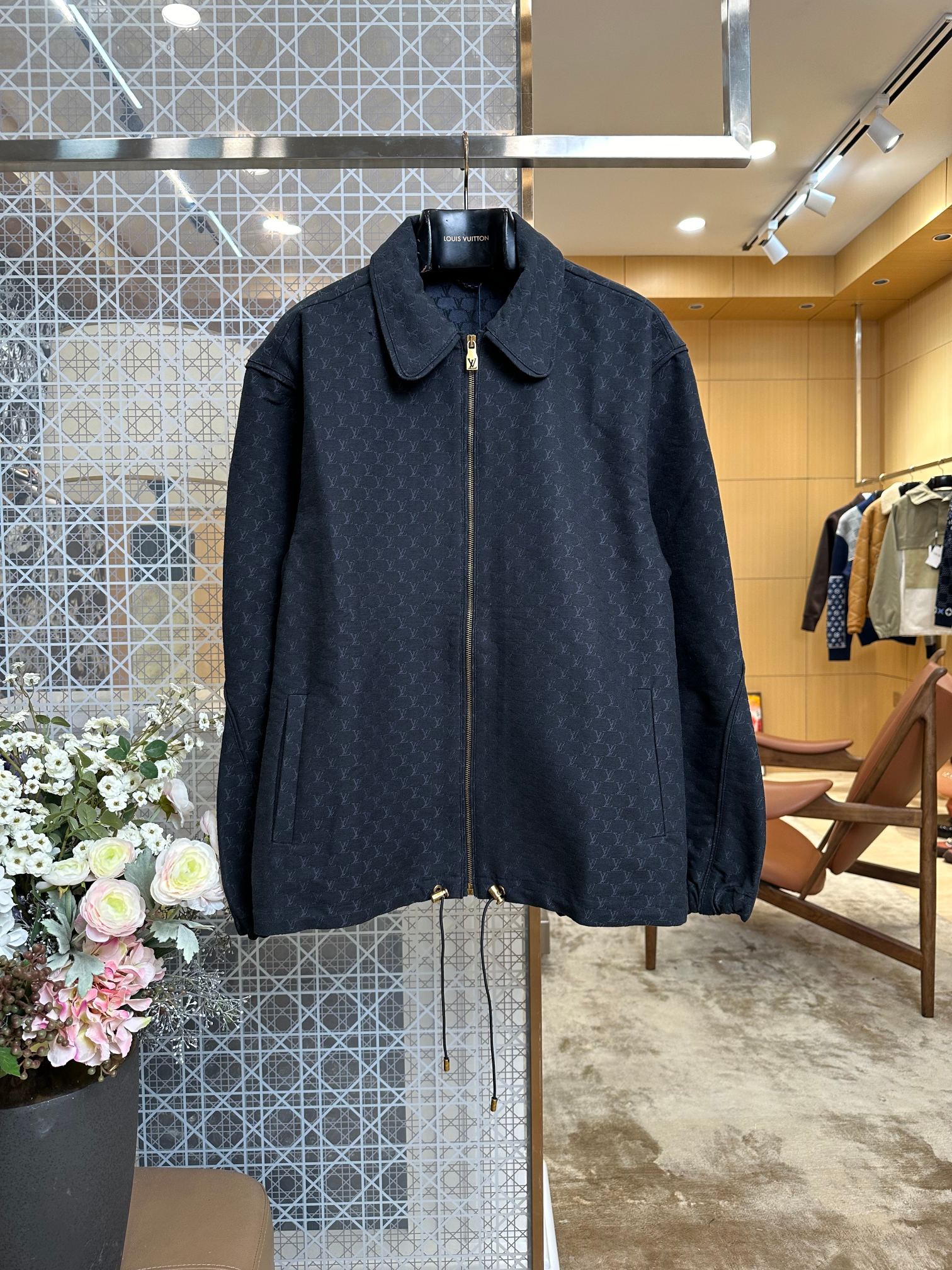 NO:899497,The 1V dark pattern drawstring lapel work jacket jacket has all-over presbyopia synchronously woven and aligned, which requires extremely high precision in textile equipment and cutting. The fabric will be directly scrapped as long as the grain is offset even a little, and the fabric loss and labor scrap rate will directly double. The hard-core quality threshold of the dark pattern series jackets, Louis Vuitton-clothing, louis vuitton, jackets & coats, jackets & coats,198609091V暗纹抽绳翻领工装夹克外套通体满幅老花同步织造对位对纺织设备、裁片裁剪精度要求极高,面料只要纹路偏移一丝就直接报废,面料损耗、人工报废率直接翻倍,暗纹系列夹克的硬核品质门槛,路易威登-服装,louis vuitton,jackets & coats,jackets & coats,,Women's clothing