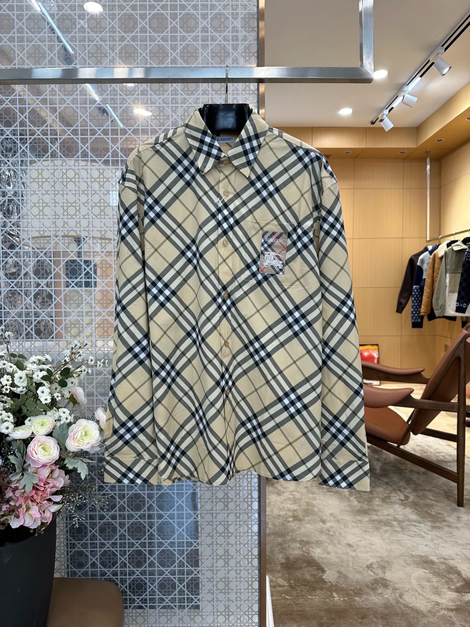 NO:899482,The entire diagonal plaid cut of the BBR pocket cloth label plaid lapel long-sleeved shirt requires extremely high requirements for pattern making, cutting and sewing processes. The loss rate of each piece of fabric has increased significantly, and the cutting scrap rate has doubled. Less than half of the ten pieces of fabric can be qualified for ready-made clothing. This is the embodiment of the hard-core craftsmanship of counter-level ready-to-wear. Customers who know how to wear and understand luxury products can see the difference in texture at a glance. Burberry - clothing, shirts,19860909BBR口袋布标格纹翻领长袖衬衫整件斜格对格剪裁对制版、裁剪、缝纫工艺要求极高,每一件面料损耗率大幅上涨,裁剪报废率翻倍,十片面料里能合格成衣的不足半数,是专柜级成衣的硬核工艺体现,懂穿搭、懂奢品的顾客一眼就能看出质感差距,博柏利-服装,shirts,,Women's clothing