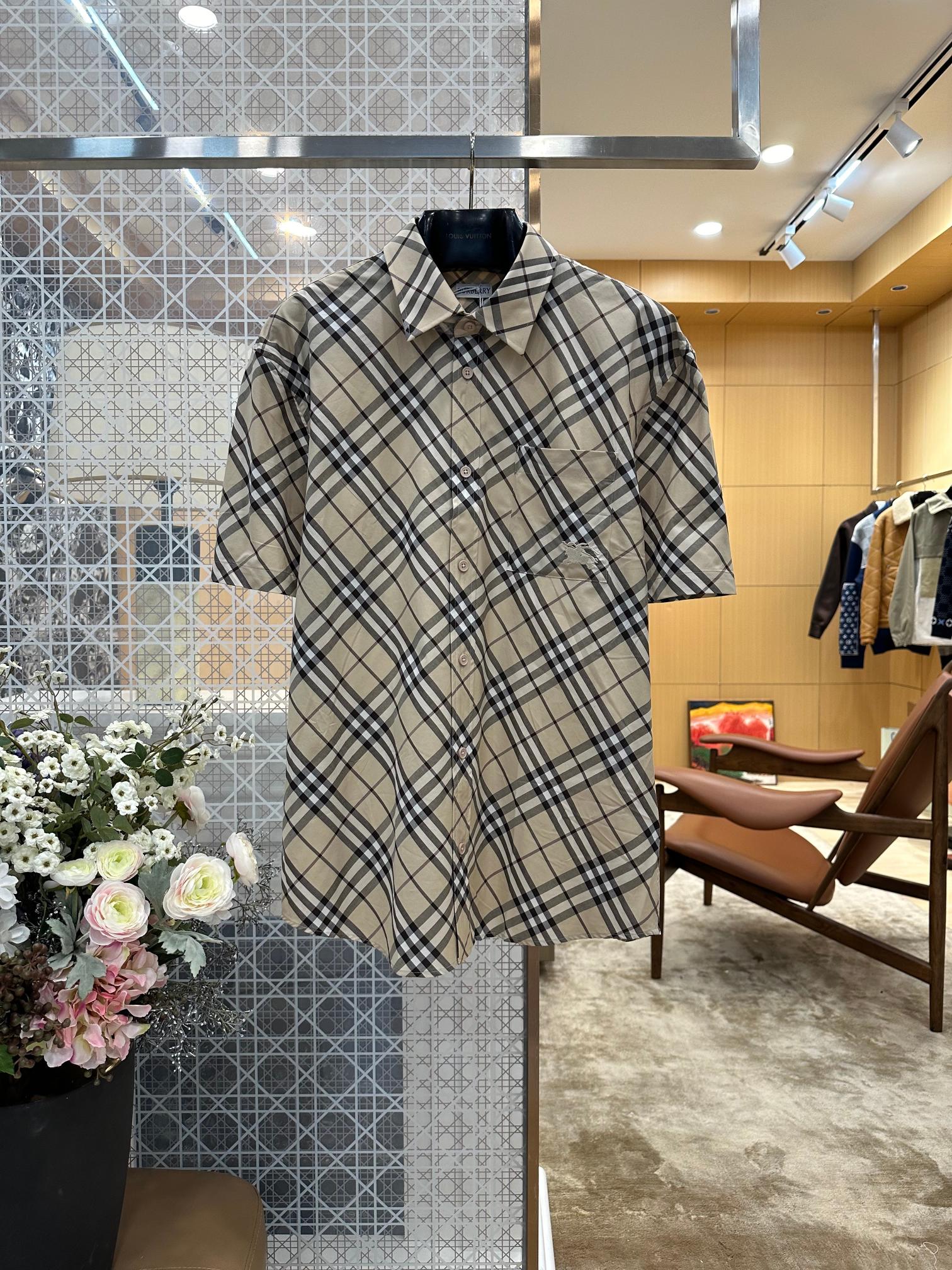 NO:899487,BBR pocket embroidery classic plaid short-sleeved shirts are commonly found in low-end imitations on the market, with imbalances in the thickness of the plaid lines, misaligned plaids on the front and back of the body, faulty splicing between the short sleeves and the body, asymmetric pocket plaid splits, and disordered line spacing. We strictly follow the original craftsmanship standards, and the entire short-sleeved shirt is completely aligned with the plaid pattern without deviation. Burberry - Clothing, shirts, T-shirt,19860909BBR口袋刺绣经典格纹短袖衬衫市面低端仿款普遍存在格纹线条粗细失衡、衣身前后片格子错位、短袖与衣身拼接断层、口袋格纹割裂不对称、线条间距杂乱无章,我们严格遵循原版工艺标准,整件短袖衬衫周身格纹完整对齐无偏差.,博柏利-服装,shirts,T-shirt,,Women's clothing