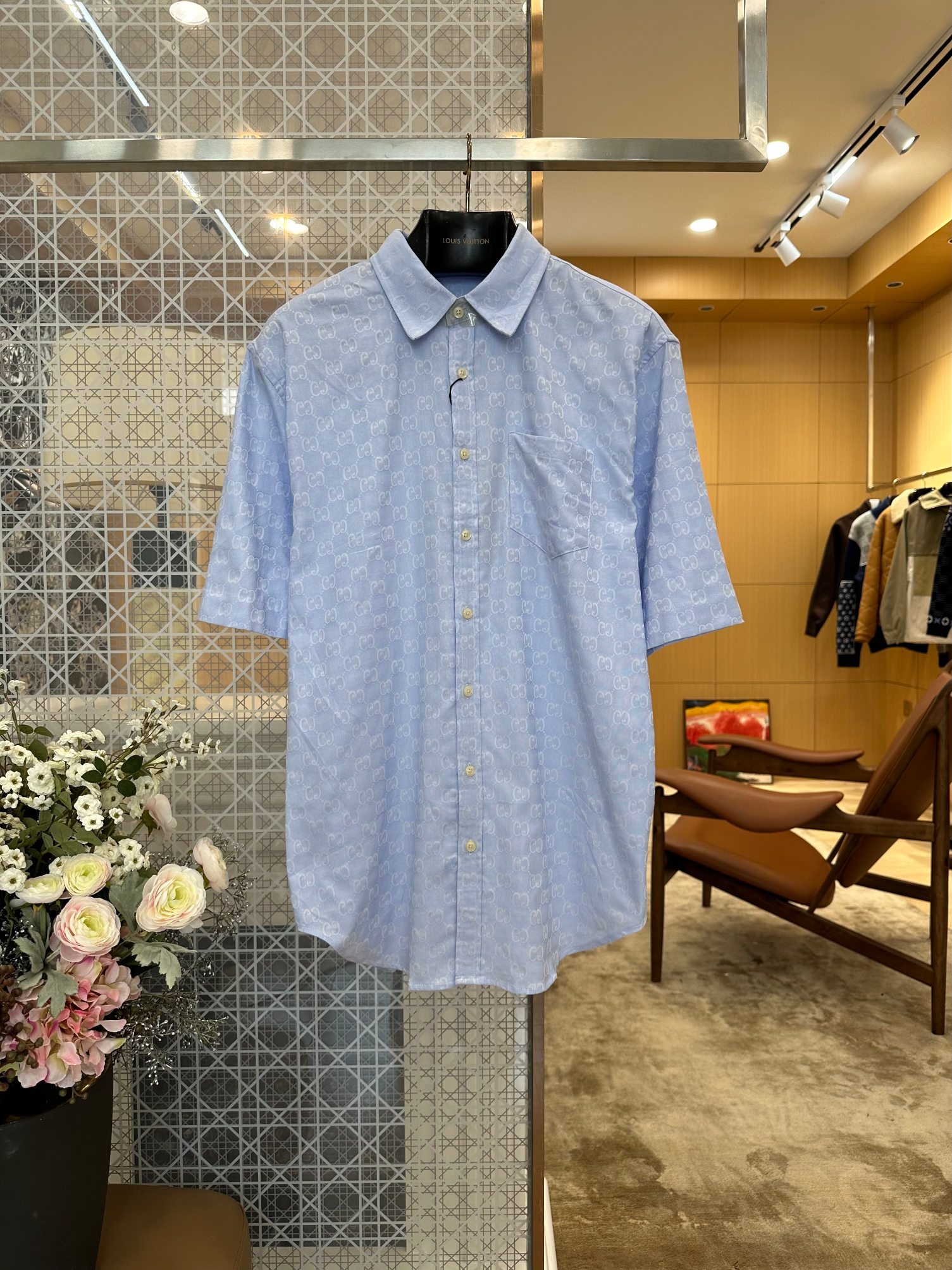 NO:899488,G family all-over printed Double G dark pattern short-sleeved shirt. The all-over printed Double G logo is embroidered in the same color. The pattern is softly blended into the light blue base. It is clear and delicate up close, and the outline is clean and unblurred. From a distance, it is a low-key high-end dark pattern texture that will not be ostentatious and dazzling. The light luxury atmosphere is just right. Gucci - Clothing, gucci, gucci, shirts, T-shirt,19860909G家满印双G暗纹短袖衬衫 满印双G标识采用同色系刺绣,图案柔和融入浅蓝基底,近看清晰细腻、轮廓干净无糊边,远看是低调高级暗纹肌理,不会张扬刺眼,轻奢氛围感恰到好处,古驰-服装,gucci,gucci,shirts,T-shirt,,Women's clothing