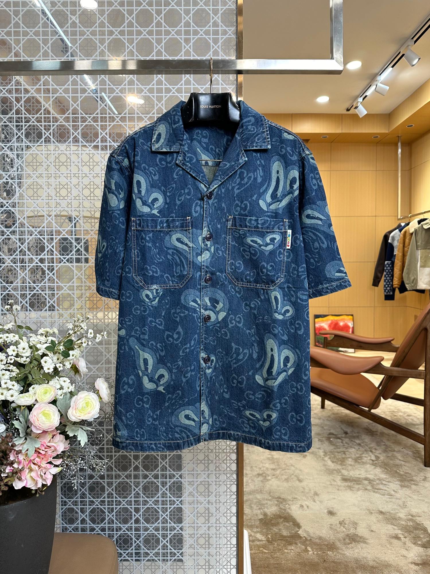 NO:899492,Retro Double G full-print denim short-sleeved shirt jacket. The classic retro pattern adopts denim penetration washing printing process. The pattern and color are completely integrated into the denim fabric fiber. The printing is soft and non-glued. The double G pattern is delicate and three-dimensional from a close look. The dark and light blue contrasting colors from a distance fill the retro atmosphere. The pattern and color are high-end and not exaggerated. Gucci - Clothing, gucci, jackets & coats, shirts, T-shirt,19860909复古双G满印牛仔短袖衬衫外套 经典复古纹样采用牛仔渗透水洗印花工艺,花色完全融入牛仔面料纤维,印花柔和无胶感,近看双G纹路层次细腻立体,远看深浅蓝撞色复古氛围感拉满,花色高级不浮夸,古驰-服装,gucci,jackets & coats,shirts,T-shirt,,Women's clothing