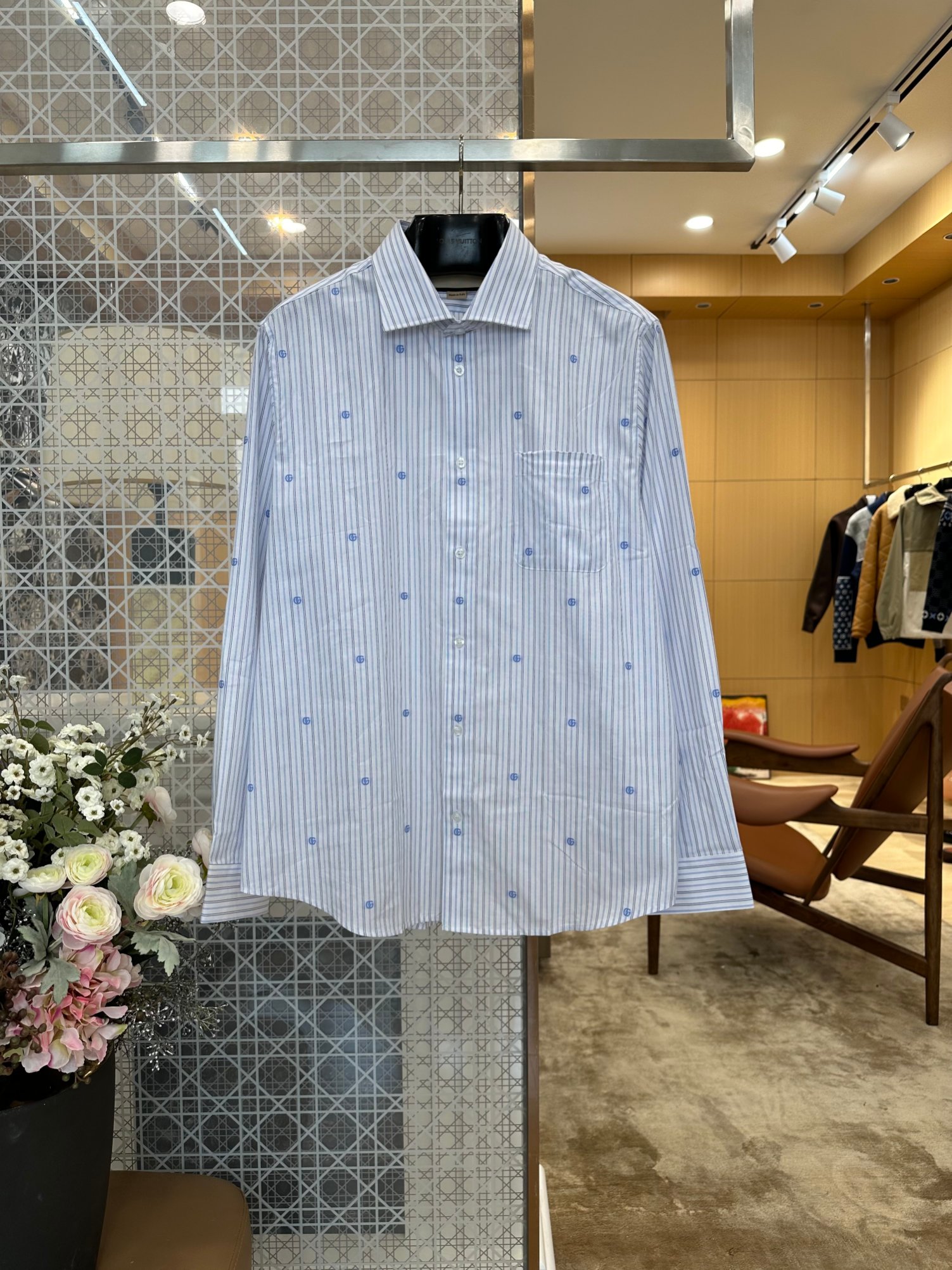 NO:899502,G's double G embroidered jacquard blue and white striped lapel long-sleeved shirt. The slim blue and white vertical stripes are digitally printed on high-count cotton plain cloth. The stripes are thin and even, with no smudged edges. The background color is clean and refreshing. The blue double G logo all over the body is fixed-point three-dimensional embroidery. The stitching is dense and flat. The pattern is exquisite and compact, low-key and unobtrusive. Gucci - Clothing, gucci, gucci, shirts,19860909G家双G刺绣提花蓝白条纹翻领长袖衬衫 纤细蓝白竖条纹采用高支棉平布数码满印,条纹线条纤细均匀、无晕染毛边,底色干净清爽,遍布衣身的蓝色双G标识为定点立体刺绣,针脚密实平整,图案精致小巧,低调内敛不张扬,古驰-服装,gucci,gucci,shirts,,Women's clothing
