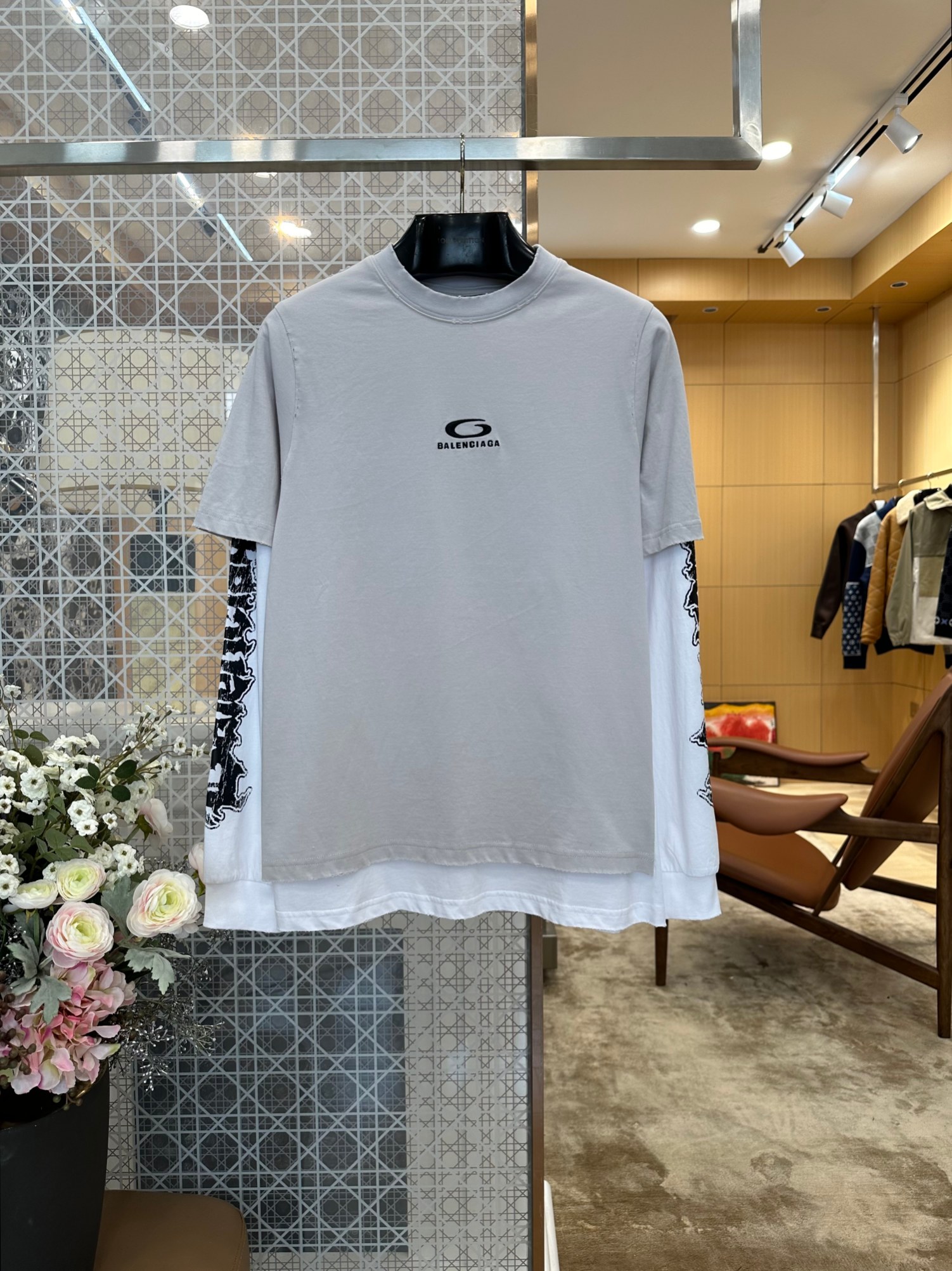 NO:899498,BAL fake two-piece graffiti printed long-sleeved T-shirt. Fake two-piece layered splicing + double-sleeved symmetrical printing requires extremely high requirements for the three processes of cutting, sewing, and printing positioning. It requires two layers of fabrics to be laid out and positioned separately. The loss of cutting pieces and the scrap rate of garments double. It is a hard indicator of counter-level garment quality. Customers who know the details can distinguish the good from the bad at a glance. Gucci - clothing, gucci, tees, t-shirt,19860909BAL假两件袖身涂鸦印花长袖T恤 假两件分层拼接+双袖对称印花对裁剪、车缝、印花定位三重工艺要求极高,需要双层面料分开排料定位,裁片损耗与成衣报废率翻倍,是专柜级成衣品质硬指标,懂细节的顾客一眼就能区分优劣,古驰-服装,gucci,tees，t-shirt,,Women's clothing