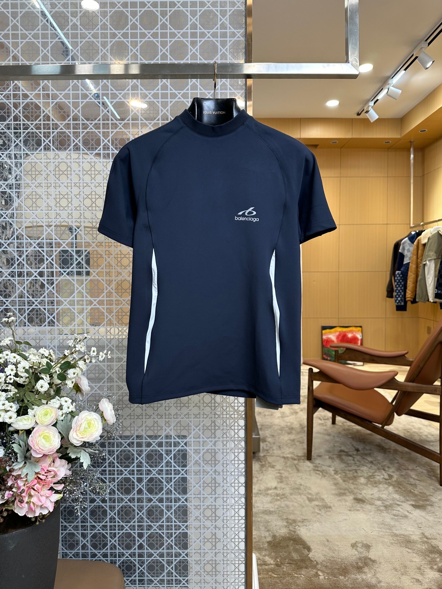 NO:899508,BAL logo contrasting raglan short-sleeved T-shirt. The symmetrical alignment of the pieces is the core to distinguish the quality and currency of the counter; low-end products on the market commonly have problems such as the white vertical strips on both sides are of different widths, the left and right curvatures are asymmetrical, the raglan sleeve splicing lines are distorted, and the embroidery points are offset. We strictly benchmark the original production to achieve a precise symmetry of 1:1 on the left and right sides of the entire garment., Gucci - Clothing, gucci, T-shirt, tees, t-shirt,19860909BAL标识撞色插肩短袖T恤 裁片对称对位是区分专柜品质与通货的核心;市面低端货普遍存在两侧白色竖条宽窄不一、左右弧度不对称、插肩袖拼接线条歪扭、刺绣点位高低偏移的问题,我们严格对标原版制版,做到整件衣身左右1:1精准对称.,古驰-服装,gucci,T-shirt,tees，t-shirt,,Women's clothing