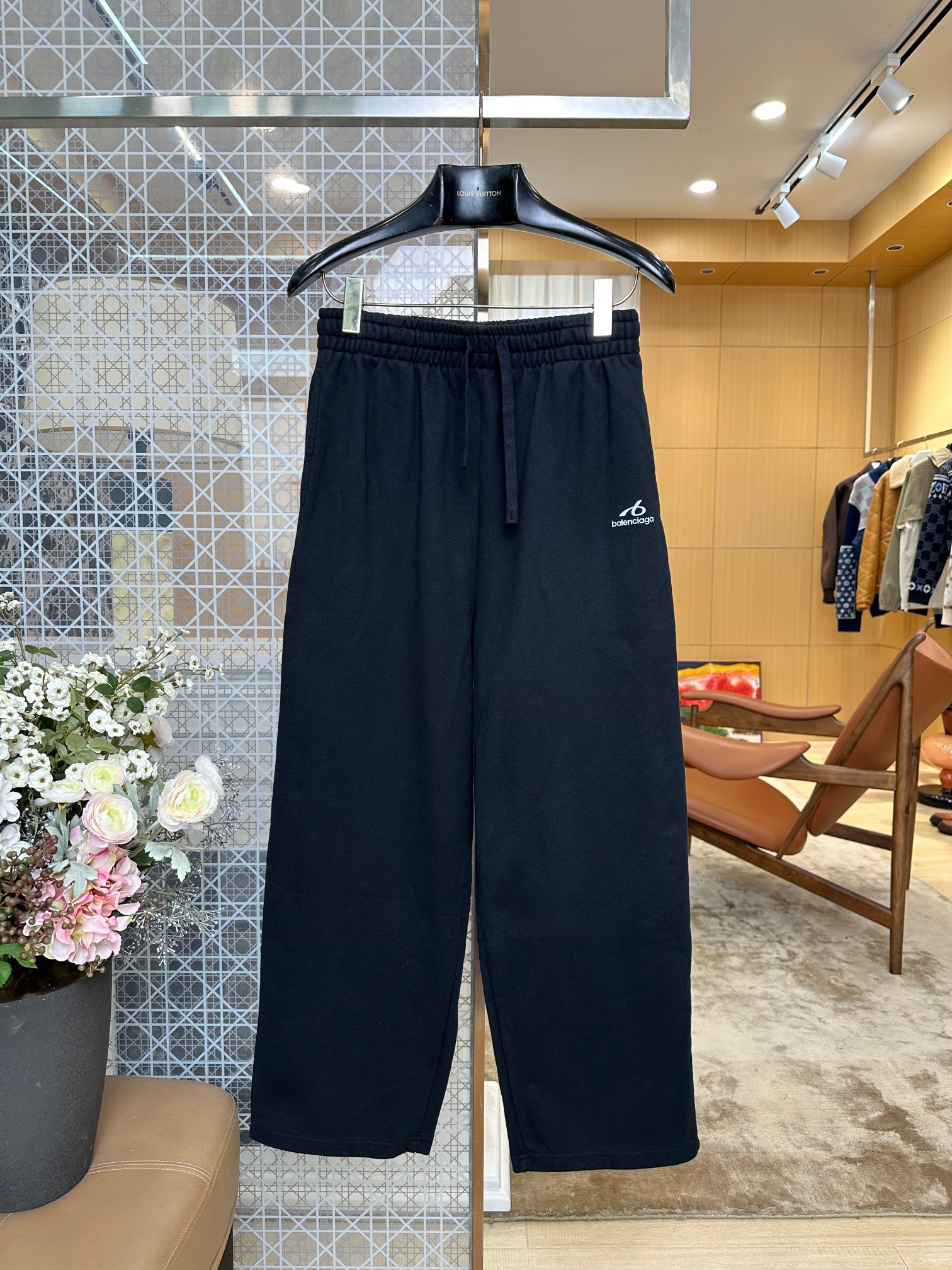 NO:899516,BAL small logo printed wide-leg sweatpants. The entire pair of pants is made of thickened double-strand long-staple cotton terry from the same store. It has been softened by pre-shrunk stone washing. It is soft and waxy and skin-friendly but not stiff. It is heavy and solid but not fleshy. The drape feels full and will not collapse against the legs. The fine terry inside locks in temperature and is breathable. It does not pill after being worn for a long time, does not turn white, and is not easy to shrink and deform after washing., Gucci - Clothing, gucci,19860909BAL小logo印花阔腿卫裤 整条裤子采用专柜同源加厚双股长绒棉毛圈,经过预缩石洗软化处理,软糯亲肤不发硬,克重扎实不透肉,垂坠感拉满不会软塌贴腿；内里细密毛圈锁温透气,久穿不起球、不发白、洗后不易缩水变形.,古驰-服装,gucci,,Women's clothing