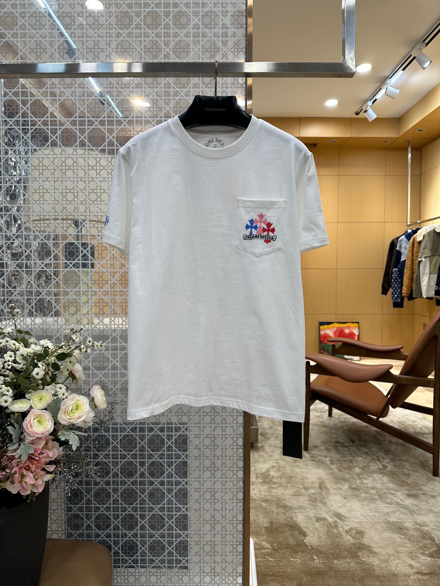 NO:899479,Chrome Hearts colorful cross-printed short-sleeved T-shirt. The three-color cross on the chest pocket and the small cuff label are made of high-density three-dimensional embroidery. The clusters of colorful crosses on the back are environmentally friendly and high-reduction offset printing. The multi-color contrasting colors are bright and full without smudging. The edges of the printing are clean and have no overflow. The patterns at all splicing positions are coherent and flawless, without any misalignment defects. Chrome Hearts - Clothing, chrome hearts, chrome hearts, T-shirt, tees, t-shirt,19860909Chrome Hearts彩色十字印花短袖T恤 胸前口袋三色十字、袖口小标采用高密度立体刺绣,后背满簇彩色十字为环保高还原胶印,多色撞色鲜亮饱满不晕染,印花边缘干净无溢色,所有拼接位置图案连贯无断层,无一丝错位瑕疵,克罗心-服装,chrome hearts,chrome hearts,T-shirt,tees，t-shirt,,Women's clothing