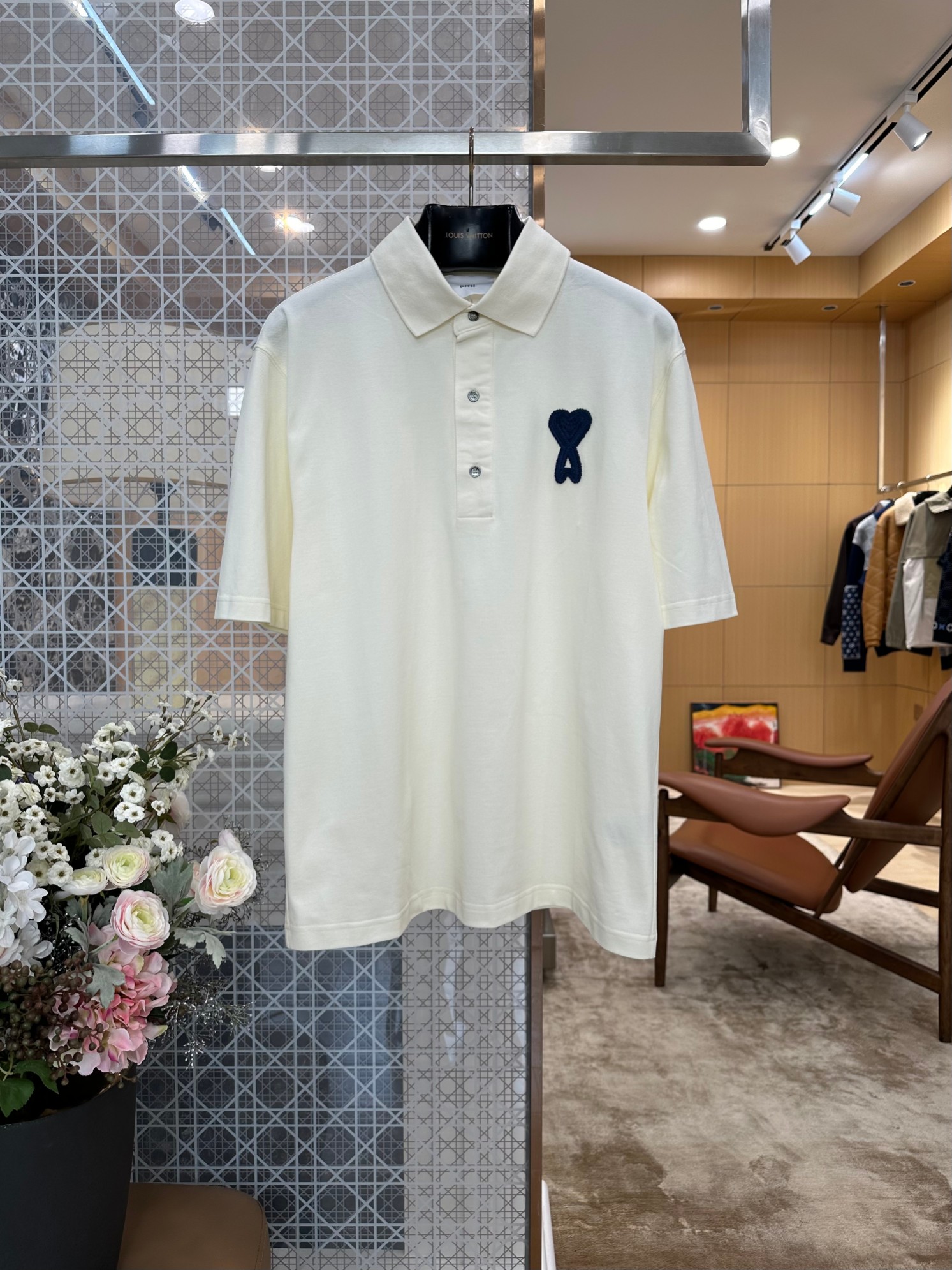 NO:899512,AMI three-dimensional cable knitted love embroidered short-sleeved polo shirt. The heart A on the chest is made of thickened cable yarn three-dimensional embroidery, multi-layer dense stitch sewing, the embroidery is thick and full, and the texture is distinct. It is divided into two colors: navy blue contrasting color and off-white of the same color. The simple off-white body is clean and gentle, suitable for commuting and leisure, and the small love logo is exquisite and low-key., Men's and women's clothing, amiri, T-shirt,19860909AMI艾米立体绞花爱心刺绣短袖polo衫 胸口爱心A采用加厚绞花纱线立体刺绣,多层密针缝制,刺绣厚实饱满、肌理凹凸分明,分藏蓝撞色、同色系米白两款配色,简约米白衣身干净温柔,通勤休闲都适配,小爱心标识精致低调.,男装女装,amiri,T-shirt,,Women's clothing