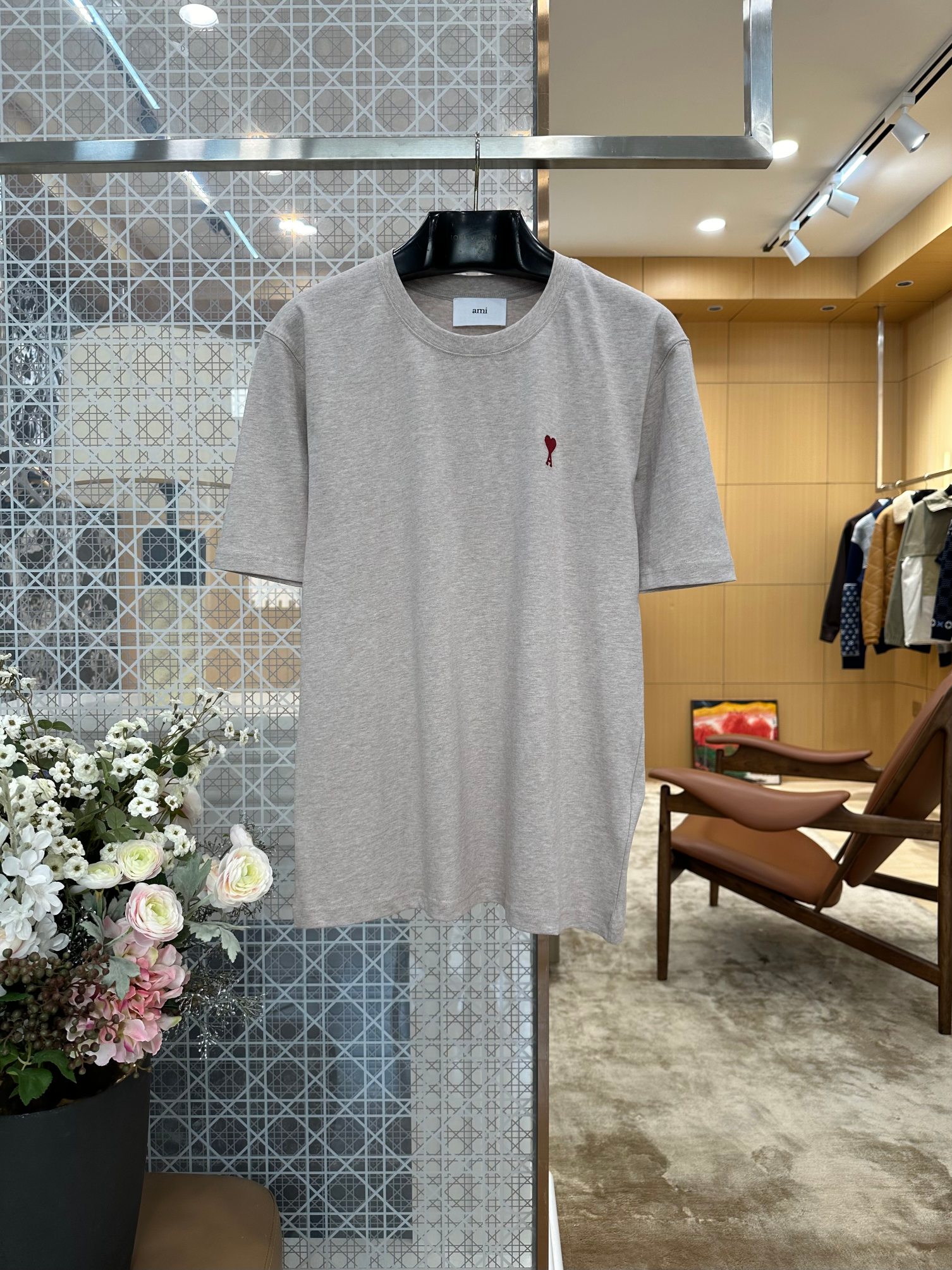 NO:899520,AMI Amy's small red heart embroidery round neck simple short-sleeved T-shirt. The heart A on the chest is embroidered with high-density multi-strand yarn three-dimensionally. The embroidery outline is full and raised, the lines are neat and tight, the contrasting burgundy small label is simple and restrained, the solid color body is clean and soft, it is basic and versatile from a distance, and the brand's exquisite details are hidden when seen up close., Men's and women's clothing, amiri, T-shirt, tees, t-shirt,19860909AMI艾米小红心刺绣圆领简约短袖T恤 胸口爱心A采用高密度多股纱立体刺绣,刺绣轮廓饱满凸起、线条利落紧实,撞色酒红小标简约克制,纯色衣身干净柔和,远看基础百搭,近看暗藏品牌精致细节.,男装女装,amiri,T-shirt,tees，t-shirt,,Women's clothing