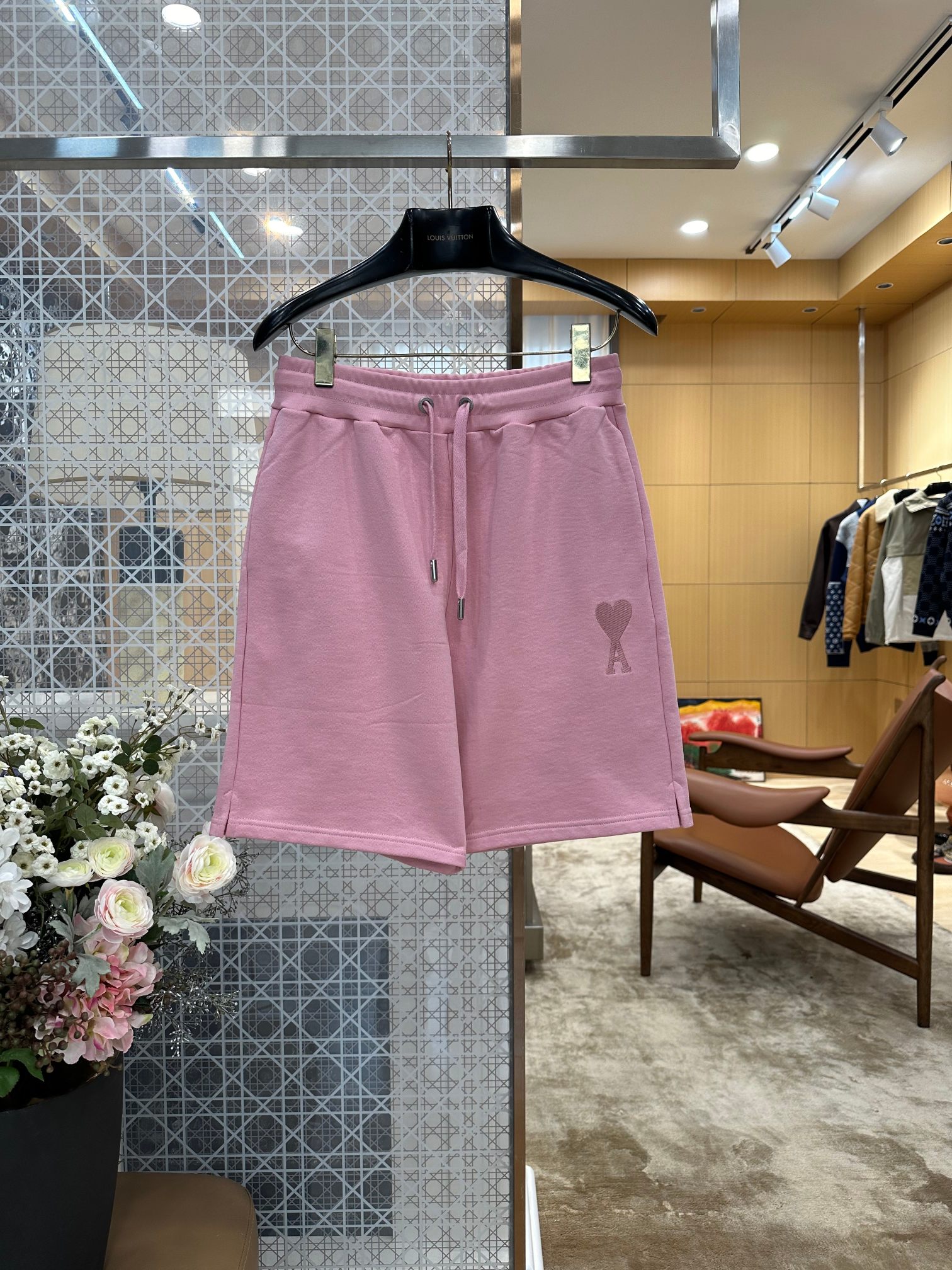 NO:899528,AMI Amy love secret embroidered drawstring casual sweatpants. The love A logo adopts the three-dimensional secret embroidery process of the same color on the same fabric. Multiple layers of yarn are superimposed on the embroidery. The embroidery texture is full and raised. The same color design looks simple and clean from a distance. It hides the exquisite brand logo when viewed up close. It is low-key and gentle and not exaggerated at all. Men's and women's clothing, amiri,19860909AMI艾米爱心暗绣抽绳休闲卫裤 爱心A标识采用同面料同色系立体暗绣工艺,多层纱线叠加刺绣,刺绣肌理饱满凸起,同色设计远看简约干净,近看暗藏精致品牌标识,低调温柔完全不浮夸,男装女装,amiri,,Women's clothing