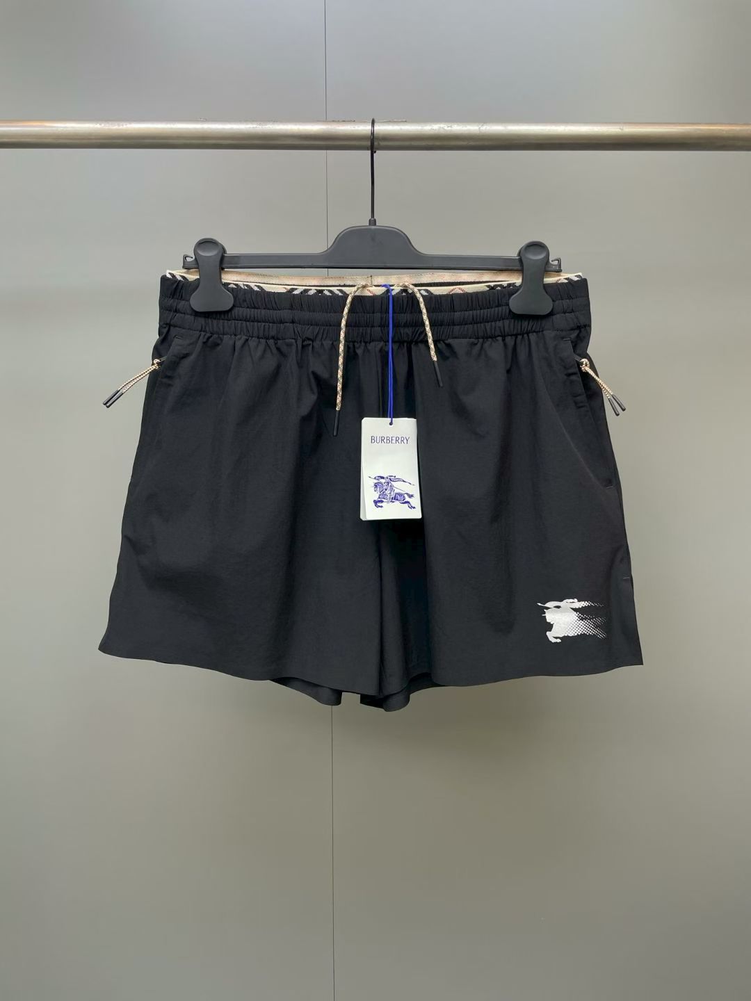 NO:899983,Burberry's new 26ss shorts are made of soft stretch nylon fabric. Incorporated with elastic Burberry plaid ribbons, it is interpreted in the iconic archive beige. This boutique is from the brand's new sportswear series and is lightweight. Decorated with a reflective Equestrian Knight logo (EKD), using screen printing technology to create a dynamic gradient effect. Size S.M.L.XL., Burberry - Clothing, burberry, burberry, shorts,19860909巴宝莉 26ss新款短裤选用柔软弹力尼龙面料打造.融入弹性 Burberry 格纹饰带,以标志性典藏米色演绎.此件精品出自品牌全新运动装系列,质地轻盈.装饰反光马术骑士徽标（EKD）,采用丝网印花工艺,营造动感渐变效果. 码数S.M.L.XL.,博柏利-服装,burberry,burberry,shorts,,Women's clothing
