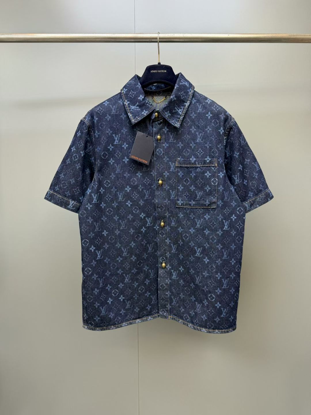NO:899907,1v 26ss gradient burnt denim short-sleeved shirt. It adopts customized laser burnt process, alignment and cross-cut cutting, which is different from the existing jacquard denim on the market. It is made of customized twill denim and cotton. It is washed with multiple enzymes and has a burnt gradient pattern all over. The brand style is instantly improved. Paired with the same denim half-sleeves, the comfortable fabric is worn without any sense of restraint. It is relaxed and fashionable. It accommodates and modifies the leg shape and wears a full high street casual style!  ,Louis Vuitton-clothing,louis vuitton,shirts,T-shirt,198609091v 26ss 渐变烧花牛仔短袖衬衫 采用定制激光烧花工艺,对位,对花裁剪,区别市面现有提花工艺牛仔布制作,定制斜纹牛仔棉材质 多重酵素水洗 ,通体烧花渐变花纹,品牌格调瞬间提升 搭配同款牛仔半袖,舒适面料穿着无束缚感 松弛时髦 包容修饰腿型的同时 穿出满满的高街休闲风！,路易威登-服装,louis vuitton,shirts,T-shirt,,Women's clothing