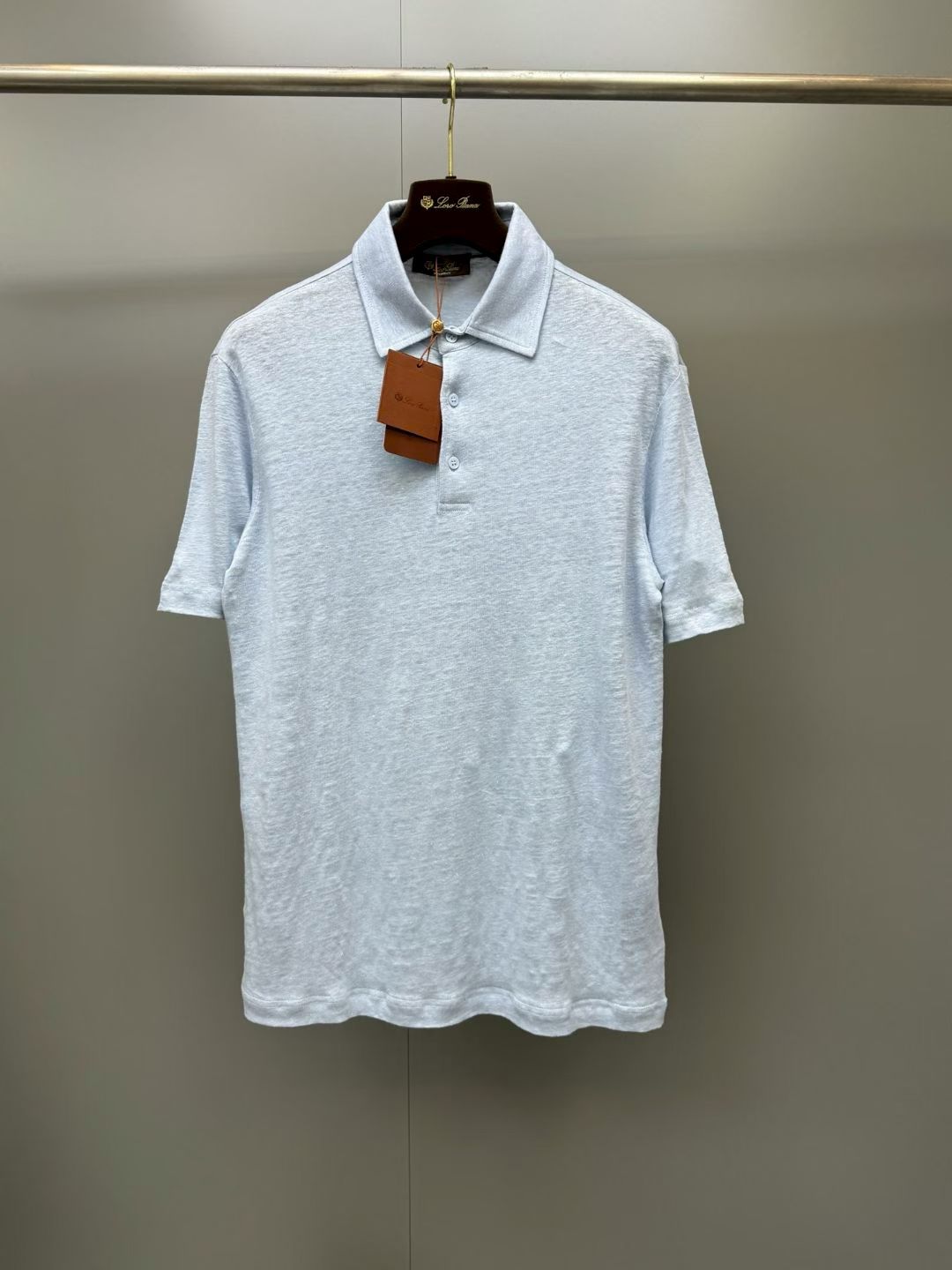 NO:899943,LP Periwinkle Men's Linen Polo, this classic polo is made from linen knit with a slim fit. This comfortable, lightweight wardrobe piece completes casual looks. Wear it alone or with a jacket. Three-button fastening. Fabric: Linen, SIZE: S M L XL, Men's, loro piana, jackets & coats,19860909LP长春花色男士亚麻Polo衫,这款经典Polo 衫选用亚麻针织面料,配以修身剪裁,这款舒适、轻盈的衣橱时尚单品让休闲装扮锦上添花,可单穿或搭配夹克穿着,三枚纽扣开合.面料:亚麻,SIZE:S M L XL,男装,loro piana,jackets & coats,,Women's clothing