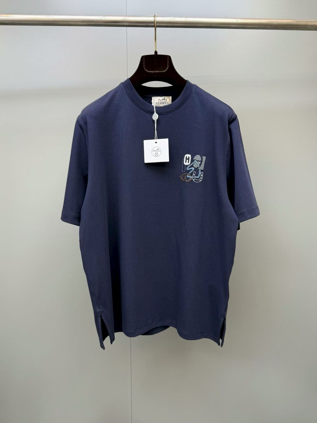 NO:899938,New HE Men's Short Sleeve Puzzle Patch Cotton Round Neck T-Shirt, 'H Puzzle' Cotton T-Shirt - Round Neck - Short Sleeve - Washable Lambskin Mini 'H Puzzle' Patch Fabric: Cotton SIZE: S M L XL, Hermes-clothing, hermes, T-shirt, tees, t-shirt, sheepskin,19860909新品HE男装短袖Puzzle贴片棉质圆领T恤,“H Puzzle”棉质T恤 -圆领 -短袖 -可洗小羊皮迷你'H Puzzle'贴片 面料:棉 SIZE:S M L XL,爱马仕-服装,hermes,T-shirt,tees，t-shirt,sheepskin,,Women's clothing