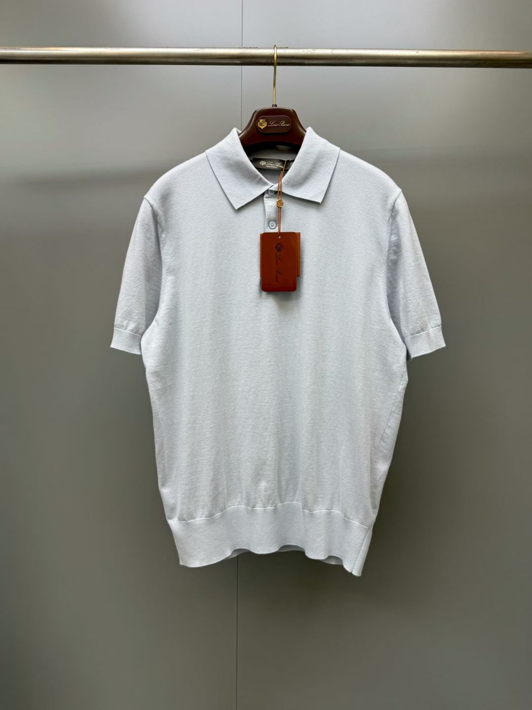 NO:899920,New LP Ice Wish men's Polo shirt, this short-sleeved Polo shirt is made of cotton fabric, with a full texture that caresses the skin, creating a refined and comfortable wearing experience. Three mother-of-pearl buttons are a new interpretation of the classic four-hole design, adding a touch of elegance to this fitted piece. Single rib trim, mother-of-pearl 'Sergio' button closure, specially designed for shirts. Fabric cotton, SIZE: 46 48 50  52,men's clothing,loro piana,shirts,T-shirt,19860909新品LP Ice Wish男士Polo衫,这款短袖 Polo衫采用棉质面料精制而成,质感饱满,轻抚肌肤,营造精致舒适的穿着体验,三枚珍珠母贝纽扣是对经典四孔设计的全新演绎,为这款合身单品增添一缕优雅气息,单罗纹饰边,珍珠母贝“Sergio”纽扣开合,专为衬衫设计. 面料棉,SIZE:46 48 50 52,男装,loro piana,shirts,T-shirt,,Women's clothing