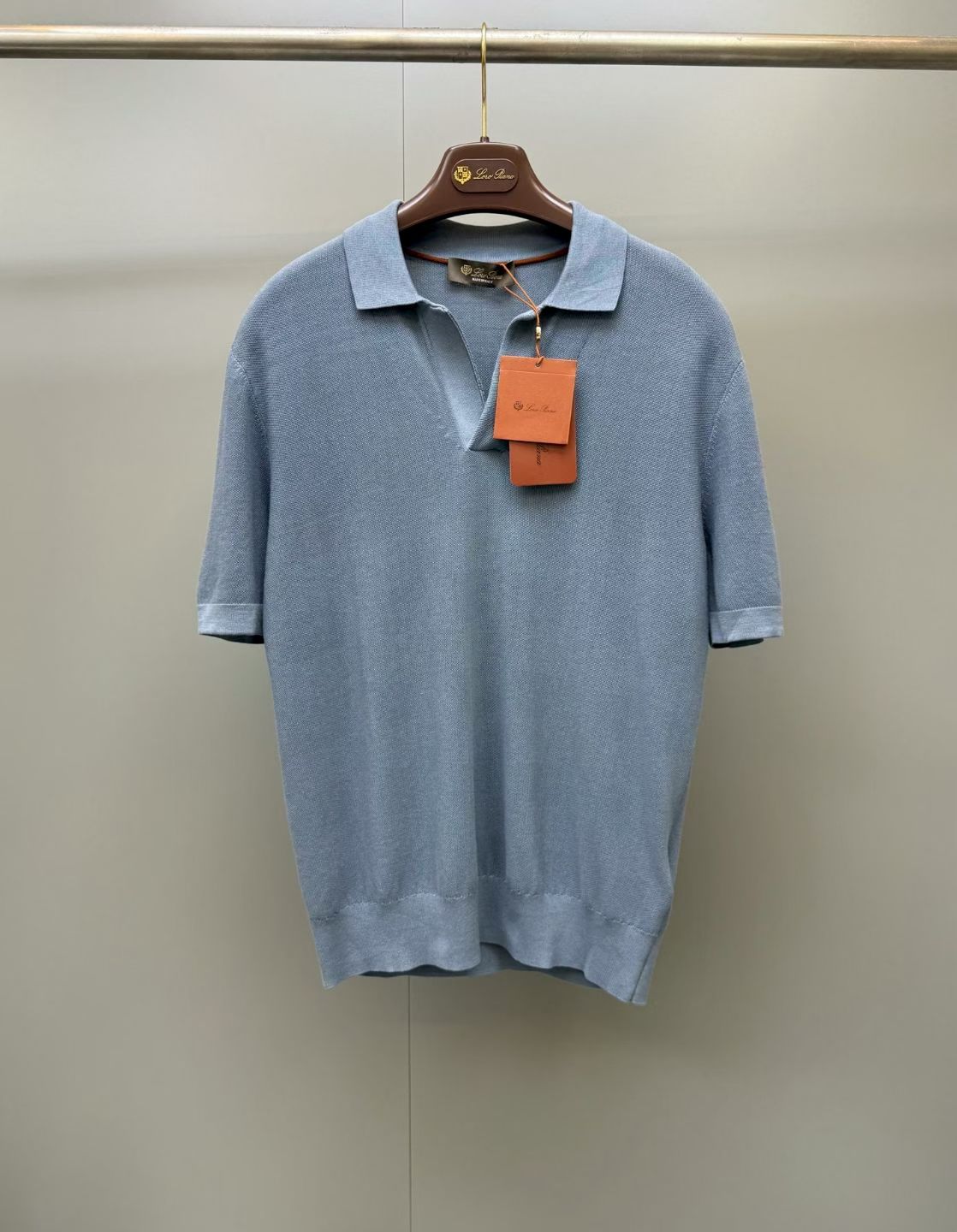 NO:903622,New LP cotton and mulberry silk blended men's buttonless Polo shirt. This Polo shirt is made of a blend of cotton and mulberry silk yarn. The knitting process used throughout the whole body gives the fabric a three-dimensional effect, creating a light and smooth fit. It fits the dropped shoulder sleeves, showing a soft and comfortable wearing feel. The buttonless design is paired with a ribbed collar and ribbed hem. Tubular knitted cuffs. Fabric: 70 cotton, 30 mulberry silk, SIZE: 46 48  50 52,men's clothing,loro piana,19860909新品LP棉和桑蚕丝混纺男士无纽扣Polo衫,这款Polo衫采用棉质与桑蚕丝纱线混纺制成,通体采用的针织工艺使面料呈现立体效果,营造出的轻盈且流畅的版型,契合落肩袖,展现出柔软舒适的穿着感,无纽扣设计搭配罗纹衣领罗纹底边 筒状针织袖口 面料:70棉,30桑蚕丝,SIZE:46 48 50 52,男装,loro piana,,Women's clothing
