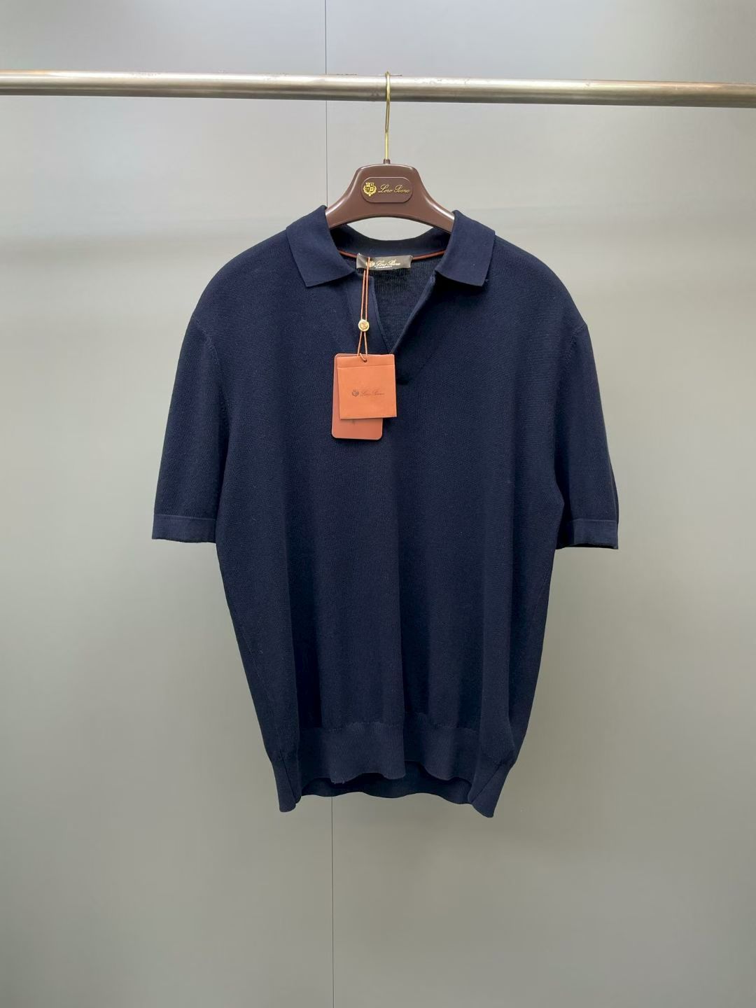 NO:899926,New LP seasonal new white Premium Cotton cotton Polo shirt. This Polo shirt is made of proprietary Premium cotton fabric. It is elegant, timeless and durable, highlighting the charm of sophisticated casual clothing. The Polo-style open collar adds a casual atmosphere to the classic short-sleeved silhouette. The Premium cotton yarn used in this garment is only refined from long cotton fibers. It has strength, softness and durability, and can give a luxurious texture to daily looks.  Polo style open collar, short sleeves, ribbed hem and cuffs. Fabric cotton, SIZE: 46 48 50 52, men's, loro piana, miumiu, T-shirt,19860909新品LP当季新款白色Premium Cotton 棉质 Polo 衫,此款 Polo衫采用专有的Premium棉质面料制成,优雅隽永,经久耐穿,彰显考究休闲服饰魅力,Polo 式开领为经典短袖廓形增添闲适气息,这款服装所用的Premium棉质纱线仅甄选长棉纤维精制而成,兼具强韧度、柔软性和耐用性,能够为日常造型赋予奢华质感, Polo 式开领,短袖,罗纹下摆和袖口.面料棉,SIZE:46 48 50 52,男装,loro piana,miumiu,T-shirt,,Women's clothing