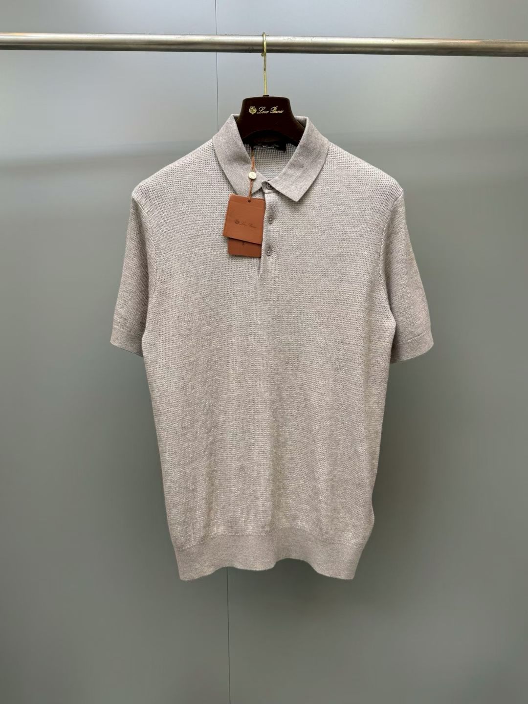 NO:899932,New LP Manipur men's Polo shirt, Manipur Polo shirt combines the warm texture of cashmere and the exquisite luster of mulberry silk, presenting a soft texture effect and interpreting a light and smooth texture. Classic collar design, cuffs and hem are embellished with fine ribbed trim, adding a sophisticated finishing touch. Polo collar short sleeves, ribbed trim, 3-button closure at the neck; horn buttons, regular fit honeycomb stitch mixed color yarn, fabric 51 wool,  49 mulberry silk, SIZE: 46 48 50 52 54, men's clothing, loro piana, T-shirt,19860909新品LP Manipur男士Polo衫,Manipur Polo衫融合羊绒的温暖质感与桑蚕丝的精致光泽,呈现柔和的纹理效果,演绎轻盈流畅质地.经典衣领设计,袖口和下摆点缀精细罗纹饰边,增添考究的点睛之笔. Polo领短袖 罗纹饰边 领口3枚纽扣开合;牛角纽扣常规版型蜂窝状针法混色纱线 面料51羊毛, 49桑蚕丝,SIZE:46 48 50 52 54,男装,loro piana,T-shirt,,Women's clothing