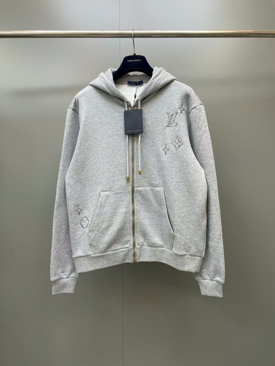 NO:903562,1V26ss blue thread embroidered zipper hooded sweatshirt, original heavyweight pure cotton terry fabric, soft and thick, the upper body does not collapse or collapse!  The hand-made sashimi embroidered Monogram presbyopia, the blue and white stitches are super textured, low-key and noble, and not out of style at all!  Customized gold metal zipper + LV engraved puller, fully restored drawstring details, loose shoulder style. Size s-XL, Louis Vuitton-clothing, louis vuitton, louis vuitton, hoodie, sweatshirts, hats,198609091V26ss蓝线刺绣拉链连帽卫衣 原厂重磅纯棉毛圈面料,软糯厚实,上身不塌不软塌！手工感刺子绣Monogram老花,蓝白线迹超有质感,低调又显贵,完全不撞款！定制金色金属拉链+LV刻字拉头,抽绳细节全还原,宽松落肩版型. 尺码s-XL,路易威登-服装,louis vuitton,louis vuitton,hoodie,sweatshirts,hats,,Women's clothing