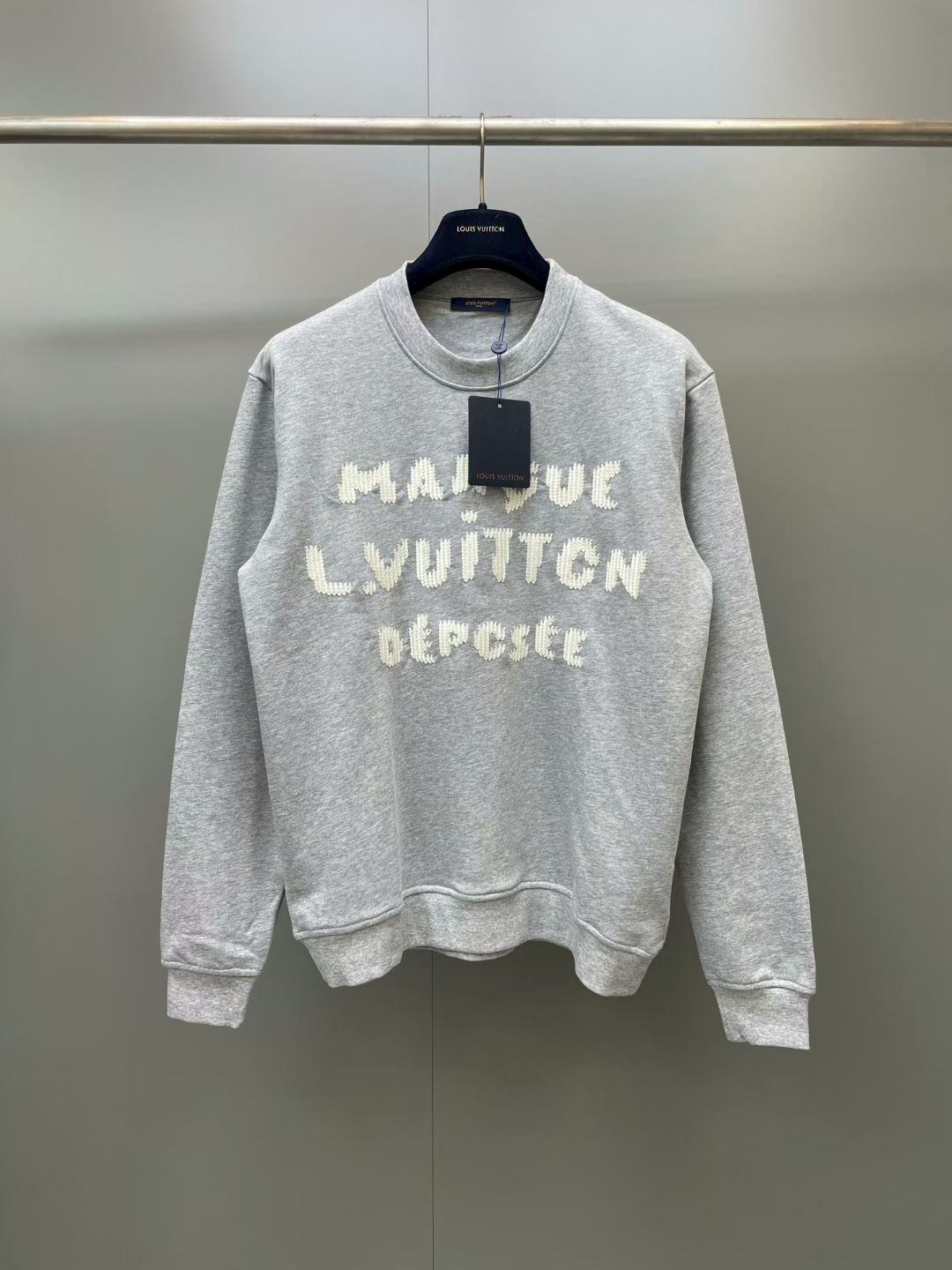 NO:903571,1V 26ss green woolen embroidered sweatshirt. The fabric is made of 380g double-strand fish scale terry with 420g matching double yarn thread. Xinjiang cotton is custom-woven and dyed in bright gray. The embroidery is 3D three-dimensional embroidery, and the original computer scanned and reproduced. The whole piece of clothing is embroidered with about 1 stitch. This sweatshirt is made of soft cotton, injecting eye-catching style into the classic casual design. Thick thread embroidery technology expresses Marque L.Vuitton on the front and back respectively.  The Déposée logo and LV letters cleverly present a hand-knitted trompe l'oeil effect.,Louis Vuitton-clothing,louis vuitton,louis vuitton,hoodie,sweatshirts,198609091V 26ss 绿毛线刺绣卫衣 面料采用380克双股鱼鳞毛圈,搭配420克配套双纱螺纹.新疆棉定织定染亮光灰.刺绣采用3D立体刺绣,原版电脑扫描复刻.整件衣服刺绣约为1针.本款运动衫取材柔软棉布,为经典休闲设计注入瞩目格调.粗线刺绣工艺于前后分别抒写Marque L.Vuitton Déposée标识和LV 字母,巧妙呈现手工针织般的错视效果.,路易威登-服装,louis vuitton,louis vuitton,hoodie,sweatshirts,,Women's clothing