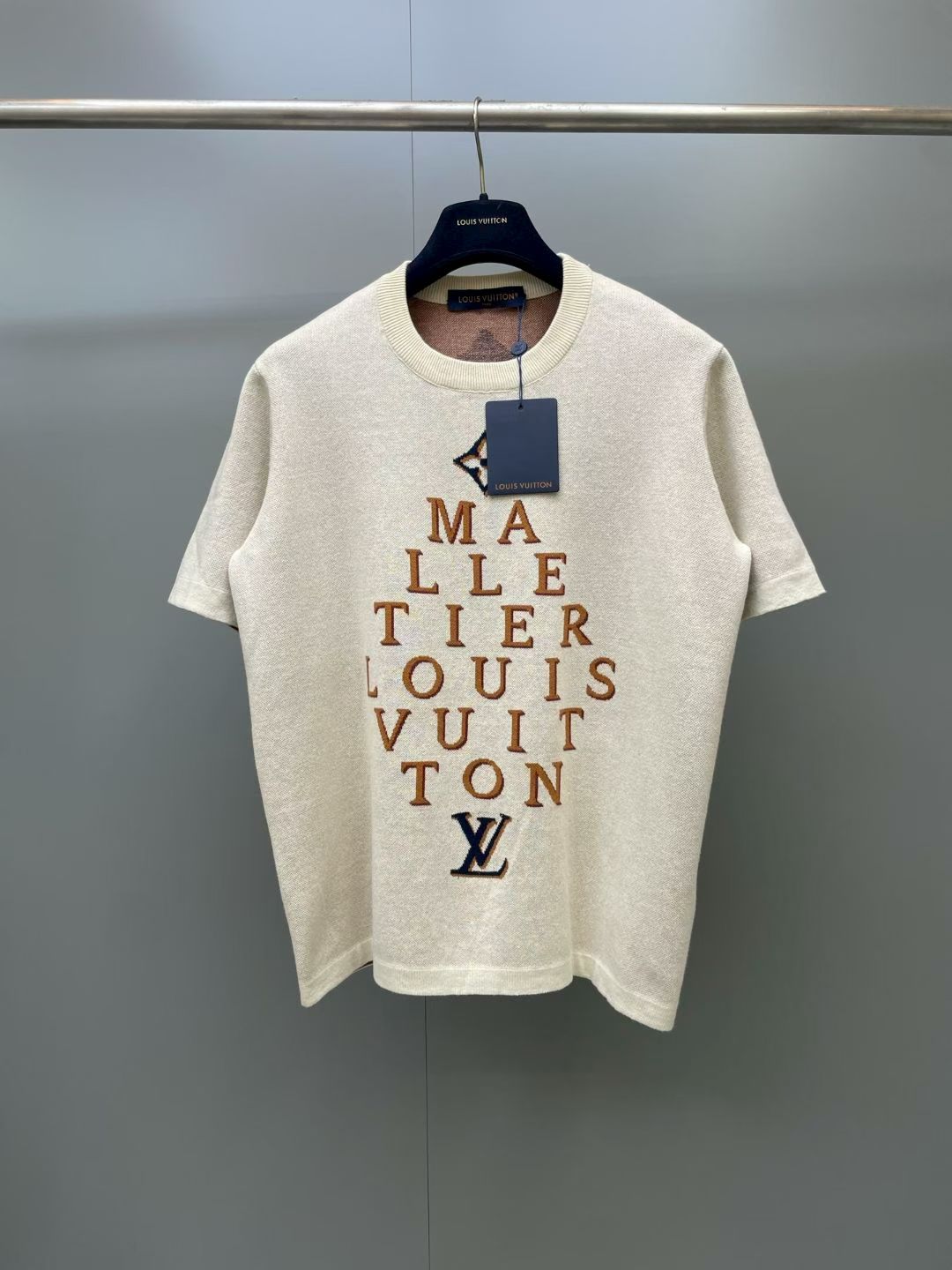 NO:903579,1v 26ss letter jacquard knitted half-sleeve. This short-sleeved crew neck shirt uses comfortable and breathable pique knitting to present the delicate texture of cotton fabric. The contrasting jacquard logo depicts diamond patterns and Monogram flowers on the front and back respectively, creating an elegant summer choice. Standard fit, cotton, ribbed collar. jacquard cut-out logo on the front and back, Louis Vuitton-clothing, Louis Vuitton, T-shirt,198609091v 26ss字母提花针织半袖 本款短袖圆领衫以舒适透气的珠地针织呈现棉质面料的细腻肌理,其上撞色标识提花为前后分别描绘菱形图案和 Monogram 花卉,打造优雅夏日之选.标准版型, 棉,罗纹衣领 前后呈现提花剪花标识,路易威登-服装,louis vuitton,T-shirt,,Women's clothing