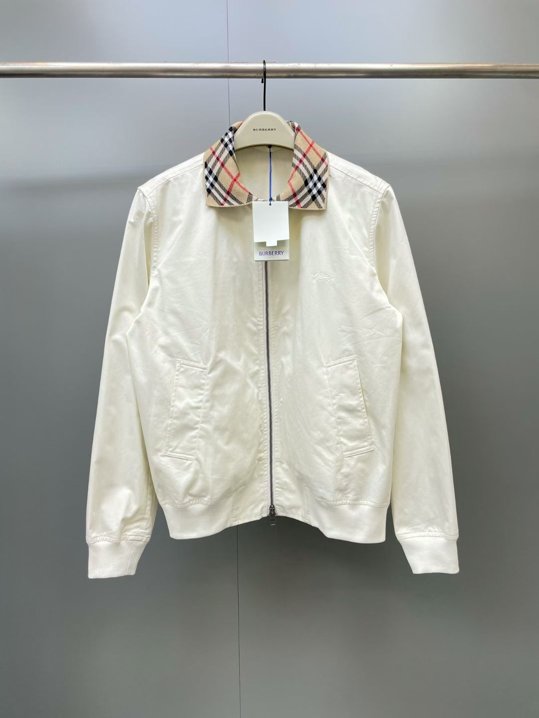 NO:903638,BBR 26FW plaid collar jacket made of mercerized cotton twill heavyweight woven fabric, plaid jacquard fabric on the collar, imported war horse embroidery on the chest, high temperature pre-shrinking, not easy to shrink and deform, customized 11 zipper puller logo, customized 11 zippers, customized 11 buttons, customized 11 trademarks, loose fit, Burberry-clothing, jackets & coats,19860909BBR 26FW 格纹领外套 采用丝光棉斜纹重磅克梭织布,领口格纹提花面料,胸口战马进口刺绣,高温预缩,不易缩水变形,定制11拉链头Logo,定制11拉链,定制11纽扣,定制11商标 宽松版型,博柏利-服装,jackets & coats,,Women's clothing
