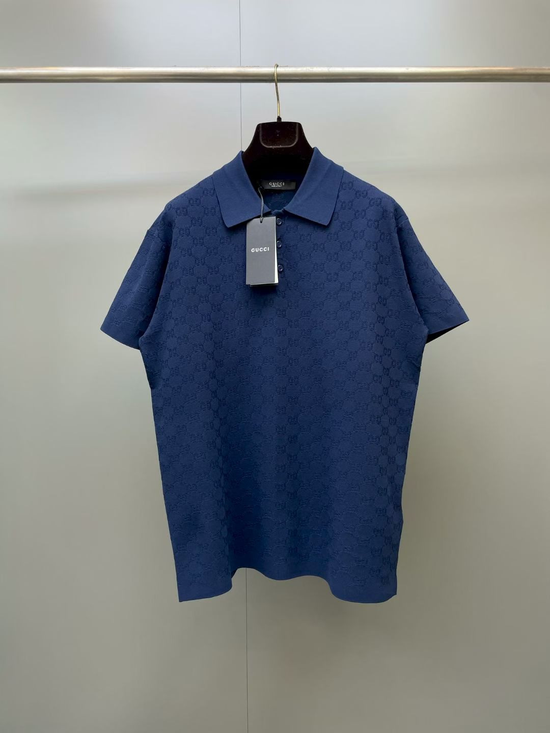 NO:903629,The G family's 26ss new jacquard fabric Polo shirt is the same as the official website. Generation Gucci explores the brand archive code, integrates the designs of different generations, and composes a unique aesthetic chapter. The webbing element is presented in a modern style, embellishing basic ready-to-wear items, highlighting high-end texture and contemporary details. This Polo shirt is made of GG viscose fiber jacquard. Size S.M.L.XL., Gucci - Clothing, gucci, gucci, gucci,19860909G家 26ss新款提花面料Polo衫官网同款,Generation Gucci 探索品牌档案密码,将不同世代的设计融入一体,谱写出独特的美学篇章.织带元素以现代风格呈现,点缀基础成衣单品,突显高级质感和当代细节.这款Polo衫以GG粘胶纤维提花打造. 码数S.M.L.XL.,古驰-服装,gucci,gucci,gucci,,Women's clothing
