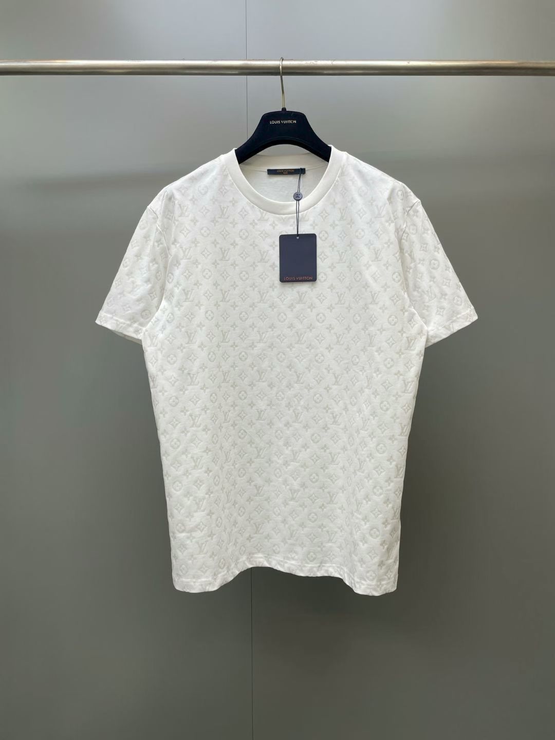 NO:903603,Lujia 26ss new Monogram phosphorescent logo printed pullover short-sleeved T-shirt for men. This T-shirt is made of lightweight cotton knitted with a Monogram phosphorescent pattern of the same tone. It can shine in the dark, highlighting the unique novelty and highlighting the light, shadow, rhythm and reflection themes of the 2026 autumn and winter show. Inject the brand style into the casual look during the day, and easily focus your eyes at night.  Size S.M.L.XL.,Louis Vuitton-clothing,louis vuitton,louis vuitton,louis vuitton,T-shirt,tees,t-shirt,19860909驴家 26ss新款Monogram 磷光标志印花套头短袖 T恤 男款,本款 T 恤为轻盈棉布针织描绘同色调 Monogram 磷光图案,在黑暗中即可映现莹泽光芒,彰显别致新意的同时点明 2026 秋冬秀场的光影、律动和反射主题.日间为休闲造型注入品牌格调,入夜则可轻松聚焦视线. 码数S.M.L.XL.,路易威登-服装,louis vuitton,louis vuitton,louis vuitton,T-shirt,tees，t-shirt,,Women's clothing