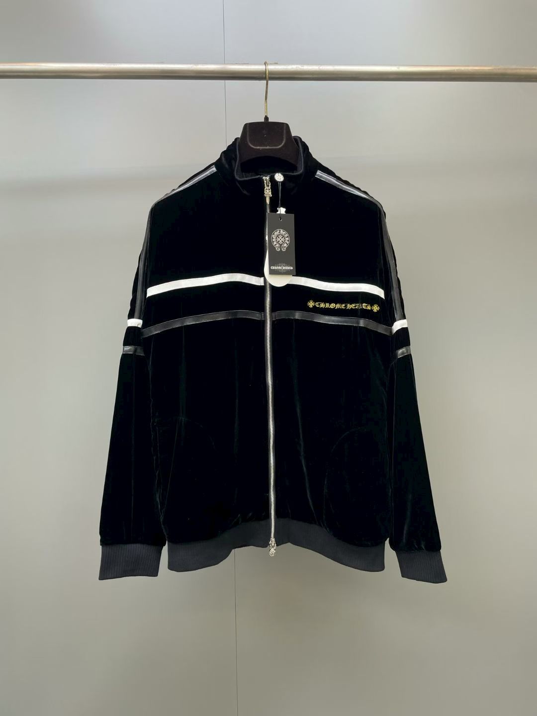 NO:903546,Chrome Hearts Chrome Hearts Gold Silk Embroidery Contrast Color Ribbon Velvet Zipper Jacket Chrome Hearts exclusive characters are embroidered with high-density gold thread locks. The embroidery surface is thick and three-dimensional, and the stitching is dense without skipping stitches. It is paired with a white + bright leather double-layer parallel webbing that runs across the body and extends to both sleeves. The webbing width is narrow and uniform, parallel and neat, and the black velvet background sets off the embroidery to be exquisite and noble. Chrome Hearts - Clothing, chrome hearts, chrome hearts, jackets & coats,19860909Chrome Hearts克罗心金丝刺绣撞色织带丝绒拉链外套 克罗心专属字符采用高密金丝锁线刺绣,绣面厚实立体、针脚密实无跳针,搭配白+亮皮双层平行织带横贯衣身、延伸至双袖,织带宽窄统一、平行工整,黑丝绒底色衬托刺绣精致显贵.,克罗心-服装,chrome hearts,chrome hearts,jackets & coats,,Women's clothing