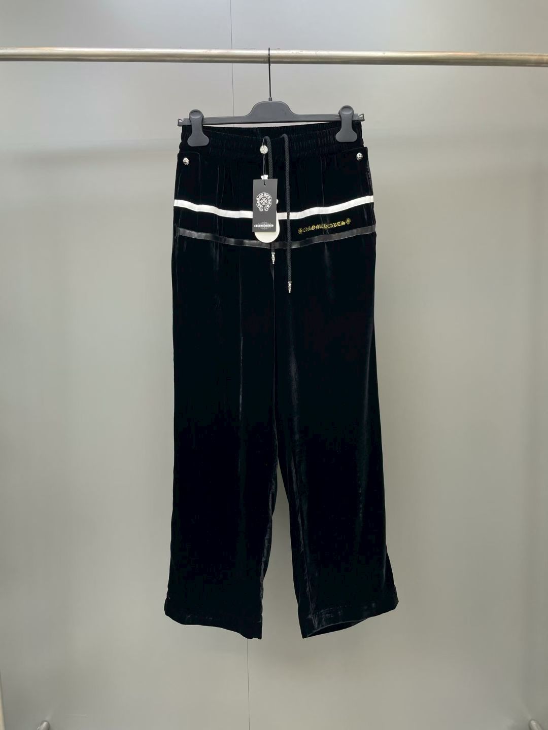 NO:903554,Chrome Hearts Chrome Hearts gold embroidered webbing draped velvet wide-leg casual pants. The Chrome Hearts brand logo is fully embroidered with high-density gold thread. The embroidery texture is tight and three-dimensional, with neat edges and no skipping lines. It is paired with a black and white double-layer contrasting webbing. The webbing width is narrow and even and regular. The black velvet background makes the embroidery exquisite and noble, creating a light and luxurious atmosphere without being exaggerated., Chrome Hearts - Clothing, chrome hearts, chrome hearts,19860909Chrome Hearts克罗心金丝刺绣织带垂感丝绒阔腿休闲裤 克罗心品牌标识采用高密金丝线满绣,刺绣纹路紧实立体、边缘利落无跳线,搭配黑白双层撞色织带,织带宽窄均匀规整,黑丝绒底色衬得刺绣精致显贵,轻奢氛围感拉满不浮夸.,克罗心-服装,chrome hearts,chrome hearts,,Women's clothing