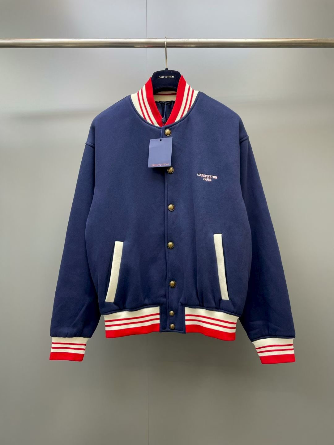 NO:929688,Lujia 26 new jacket  Made from soft cotton jersey, the Varsity Jacket is lightweight and elegant, adding a touch of preppy style to summer looks. The dark navy body is contrasted by contrasting red and white striped ribbed trim at the collar, cuffs, and hem. Contrast embroidered logos on the chest and back add a graphic aesthetic, while a Monogram pattern completes the lining. Pearl snaps add a touch of gentlemanly style to the design. Regular fit color Dark Navy Fabric 82 Cotton, 18  Nylon collar, cuffs and hem with striped rib design, lining with signature pattern, pearl snap fastening, two contrasting side pockets, one inner pocket, embroidered logo on chest, embroidered branding on back., Louis Vuitton - Clothing, louis vuitton, louis vuitton, louis vuitton, jackets & coats,19860909驴家26新款夹克 这款Varsity夹克采用柔软的棉质平纹针织面料制成,轻盈优雅,为夏日造型增添一抹学院风韵.深海军蓝的主体与领口、袖口及下摆处鲜明的红白条纹罗纹饰边相映成趣.胸前和背部的对比色刺绣标志增添了图形美感,而Monogram图案则为内衬锦上添花.珍珠色按扣为这款设计注入了一丝绅士风范.常规版型颜色深海军蓝面料82 棉,18 尼龙领口、袖口及下摆采用条纹罗纹设计内衬饰有标志性图案珍珠按扣开合两个对比色侧袋一个内袋胸前刺绣品牌标识后背刺绣品牌图案.,路易威登-服装,louis vuitton,louis vuitton,louis vuitton,jackets & coats,,Women's clothing