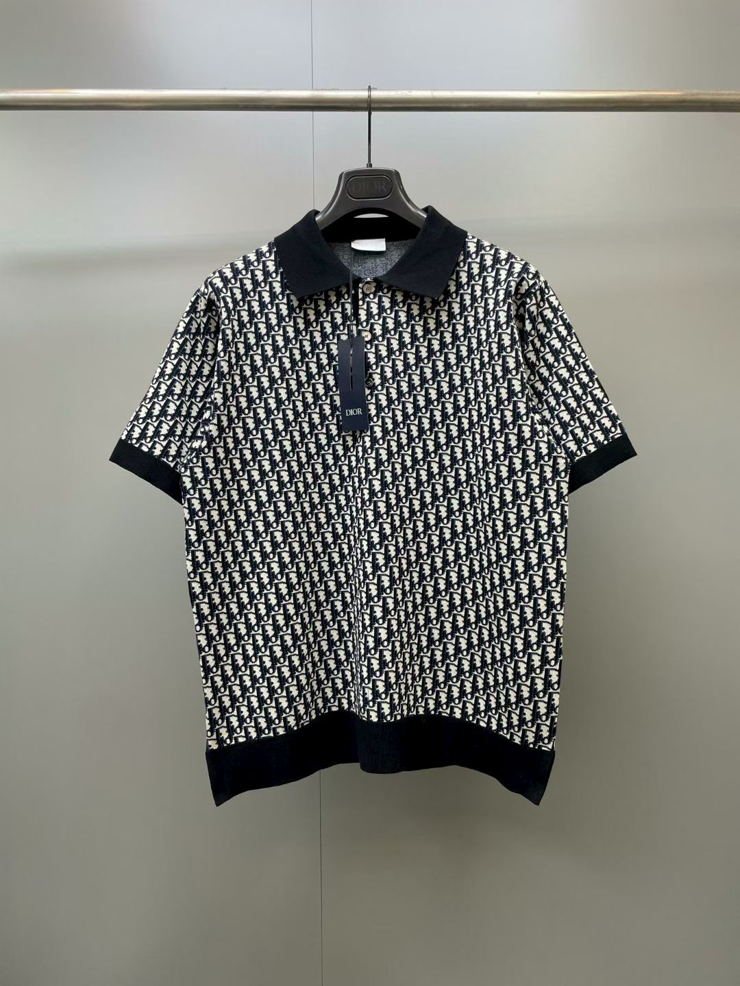 NO:929716,D's 26 new polo shirt. This knitted polo shirt features Dior's iconic Oblique print. It is carefully made of beige, blue and black cotton jacquard fabrics. It has a straight cut, button closure and rib details are more refined. It can be matched with various styles to show your personality. It is decorated with beige, blue and black Oblique print and is engraved with mother-of-pearl buttons with DIOR logo.  Ribbed collar, cuffs and hem,Dior-clothing,dior,dior,dior,19860909D家26新款polo衫 这款针织Polo衫彰显Dior标志性的Oblique印花.采用米色、蓝色和黑色棉质提花面料精心制作,直筒剪裁,纽扣开合和罗纹细节更加精致.可与各式造型搭配,彰显个性. 通体饰以米色、蓝色和黑色Oblique印花 镌刻有DIOR标志的珍珠母贝纽扣 罗纹衣领、袖口和底边,迪奥-服装,dior,dior,dior,,Women's clothing
