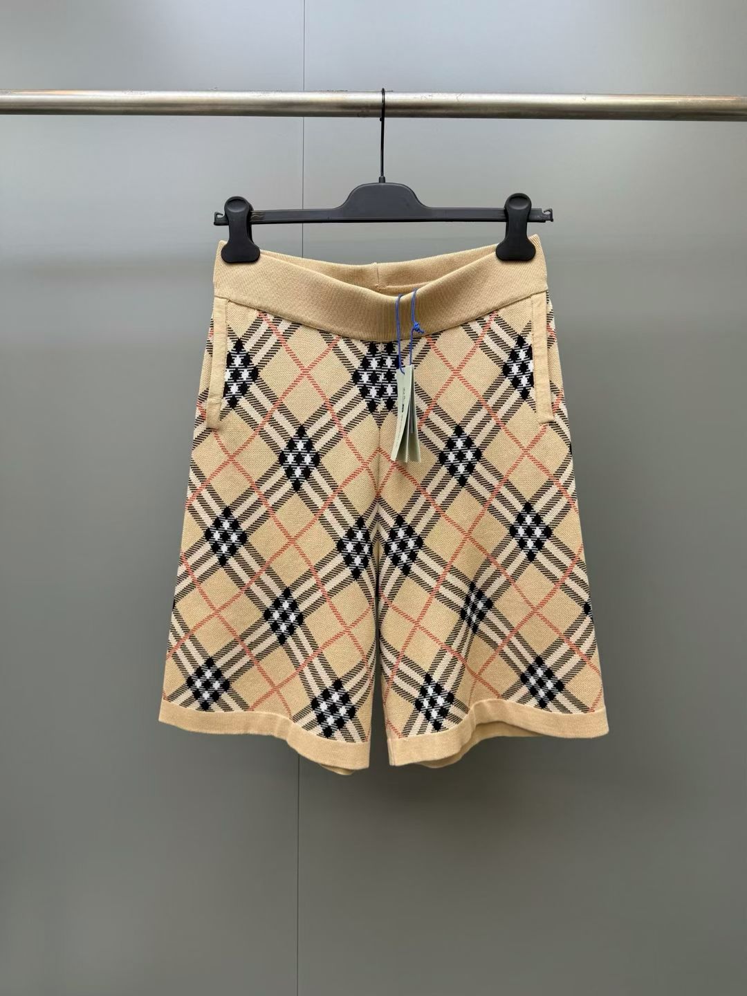 NO:929722,BBR26 new plaid shorts blended shorts combine comfort with iconic style. Made of cotton blended fabric with a small amount of elasticity, woven with the classic Burberry plaid pattern; loose cut suitable for daily wear, combining practicality with the brand's elegance., Burberry - clothing, burberry, shorts,19860909BBR26新款格纹短裤 混纺短裤将舒适与标志性风格融为一体.采用含少量弹性的棉混纺面料,织有经典 Burberry 格纹纹样；宽松剪裁适合日常穿着,兼具实用性与品牌的优雅气质.,博柏利-服装,burberry,shorts,,Women's clothing